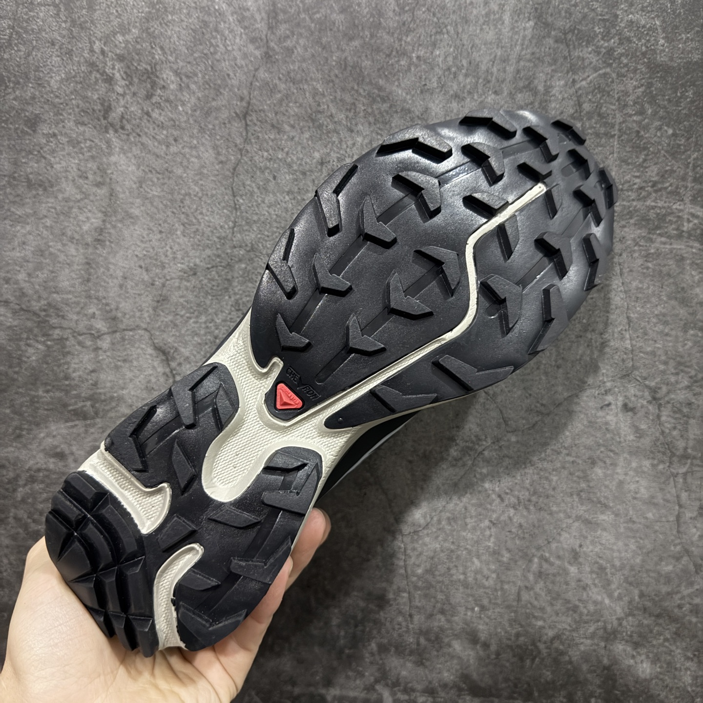 图片[9]-【跑量版】 Salomon XT-6 Expanse 一代 萨洛蒙复古潮流户外机能登山跑鞋 417170 全套原纸板楦头开发 原厂特供网布配套加持 确保原汁原味 完美呈现版型 原档数据独家私模五层组合大底 原装Ortholite轻量化鞋垫 中底布带钢印编号 原厂TPU锁扣 进口港宝加持 后跟自然饱满 还原公司包裹性 鞋面以“锯齿”状的包裹系统呈现 在基色底之下加入了各种色点缀 将公司的最新技术和时尚前卫的造型融入耐用的长跑款式中 鞋面由 TPU 薄膜制成 并焊接在高耐磨网眼上 使其既时尚又坚固 由 ACS底盘支撑 可增强稳定性和支撑力 以及由橡胶凸耳 Contragrip外底覆盖的 EVA 缓冲中底 旨在应对崎岖的地形 鞋舌上的彩色Salomon 标签、Quicklace 系统以及鞋头、鞋舌和鞋跟上的附加品牌使细节更加完美 让穿着者可以轻松驾驭户外与通勤下的任何运动生活场景 无缝鞋身户外随意纵横 颜值与脚感兼备 出街通勤 绝对非常吸睛 你值得拥有 尺码：36 36.5 37.5 38 38.5 39 40 40.5 41 42 42.5 43 44 44.5 45 46-选品中心