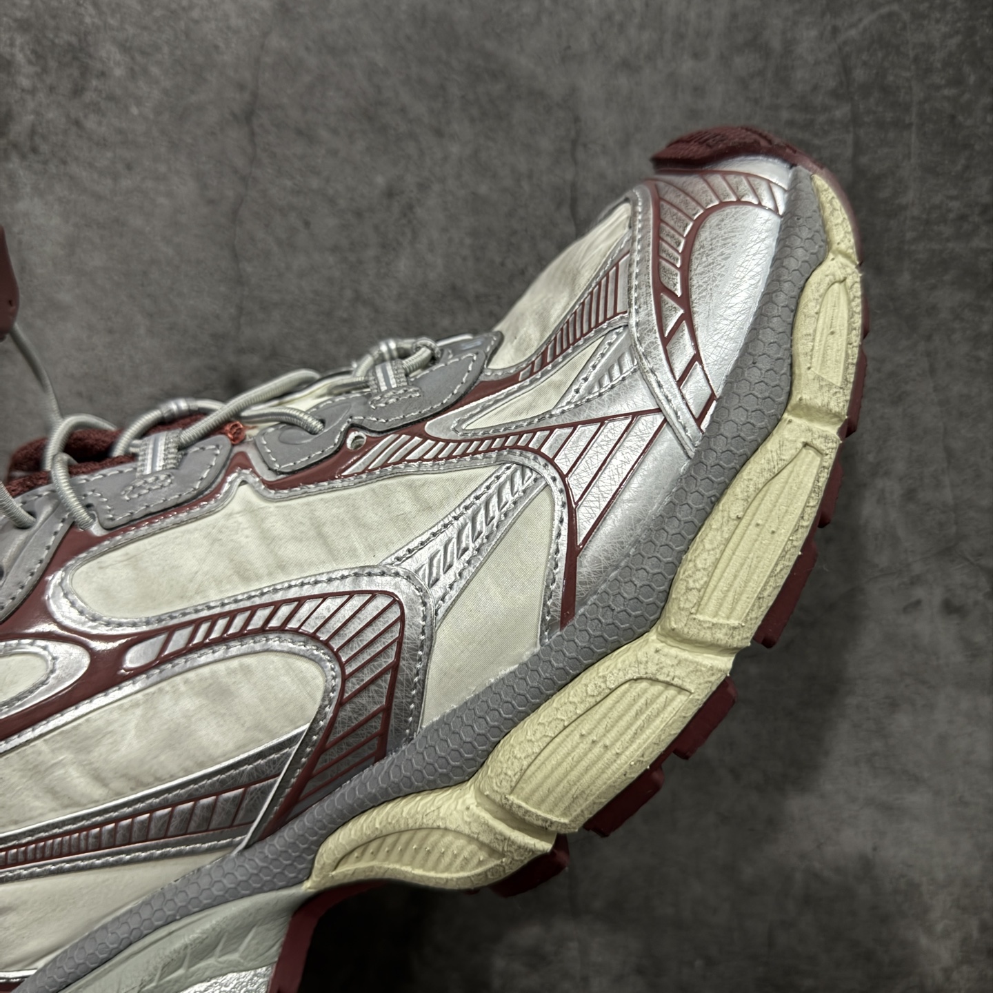 图片[6]-【XA版本】BALENCIAGA 3XL Sneakers 巴黎世家十代网布系带低帮走秀复古老爹鞋 全套原纸板楦头开发 最原汁原味的灵魂版型 全鞋荧光划线卡点 胶水把控整洁度追求极致完美 每一双都是工艺品 多重QC质检 超越公司货的品控标准 实实在在的免检产品 原盒原配 正确字体电绣 粗细、位置、大小正确 侧边TPU 透气孔匹配意产原版 正确分离大底 TPU软底 原版一致大底LOGO 立体感十足 原厂皮料水洗做旧 采购原厂网纱 不含皮革 网布材料和聚氨酯 磨损效果 鞋头边缘和后帮 Balenciaga 徽标 鞋面和后跟凸印尺码 鞋舌 3XL 橡胶品牌标识和反光细节 鞋帮拉袢和鞋舌拉祥 配反光细节 备用鞋带在鞋履前侧 可在穿着前取下 便于不同造型搭配 偏大一码 尺码：35-46-选品中心