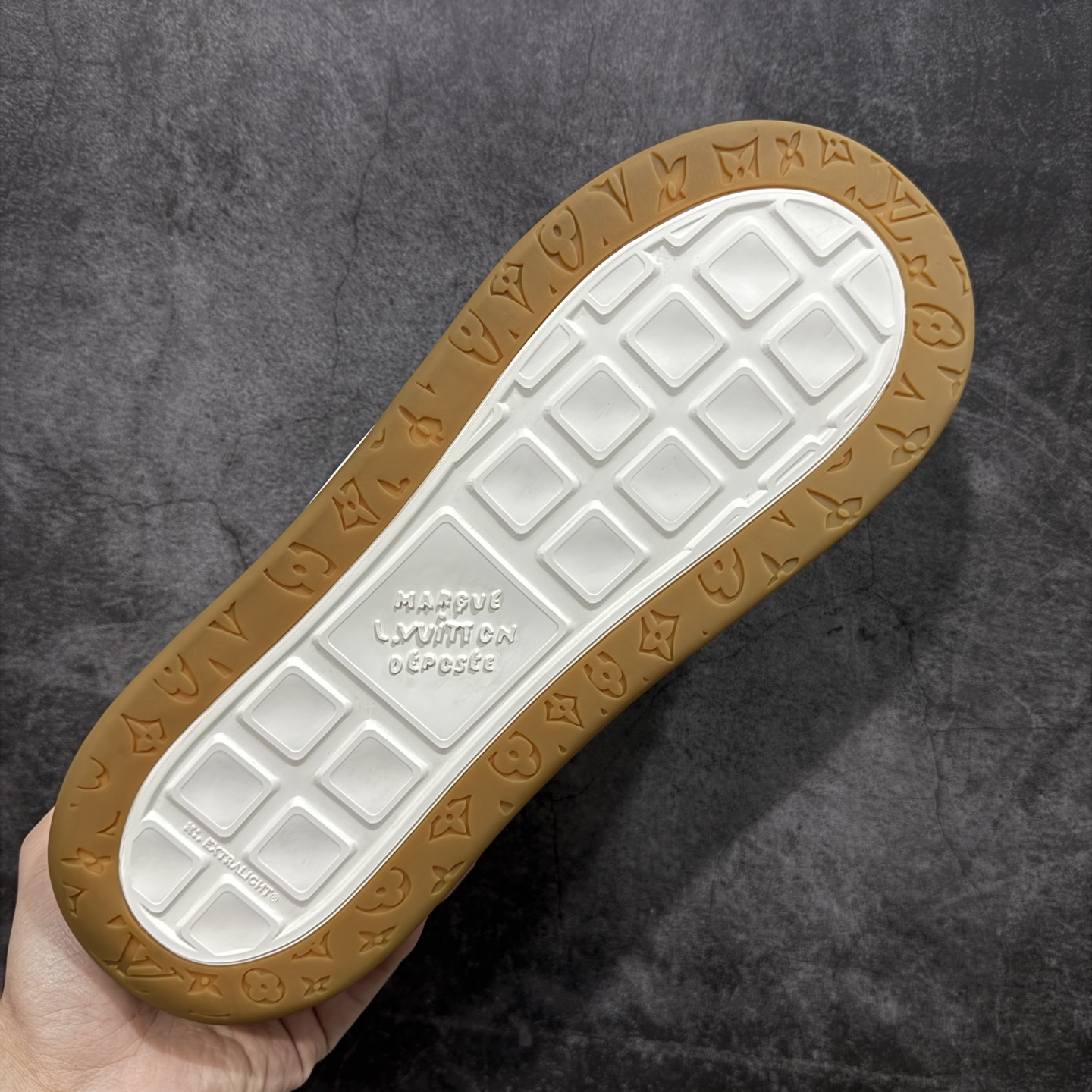 图片[9]-【佛山超a版】LV 路易威登LOUIS VUITTON Tilted Low Sneakers 倾斜系列低帮复古休闲运动文化百搭板鞋 2026早春款板鞋 市场最顶天花板 正确细节 完美版型做工 欢迎对比市场任何品质的货品 广东原产 升级原楦型开发纸版 包装说明书防尘布袋物件(附送官方快递加固牛皮纸外盒!!)#采用Monogram 丹宁布鞋面材质#鞋垫嵌入软脚感EVA物料#后跟耐弯折滴塑支撑片#全新开发TPR光泽组合隔色鞋底❗ 尺码：39 40 41 42 43 44 45-选品中心