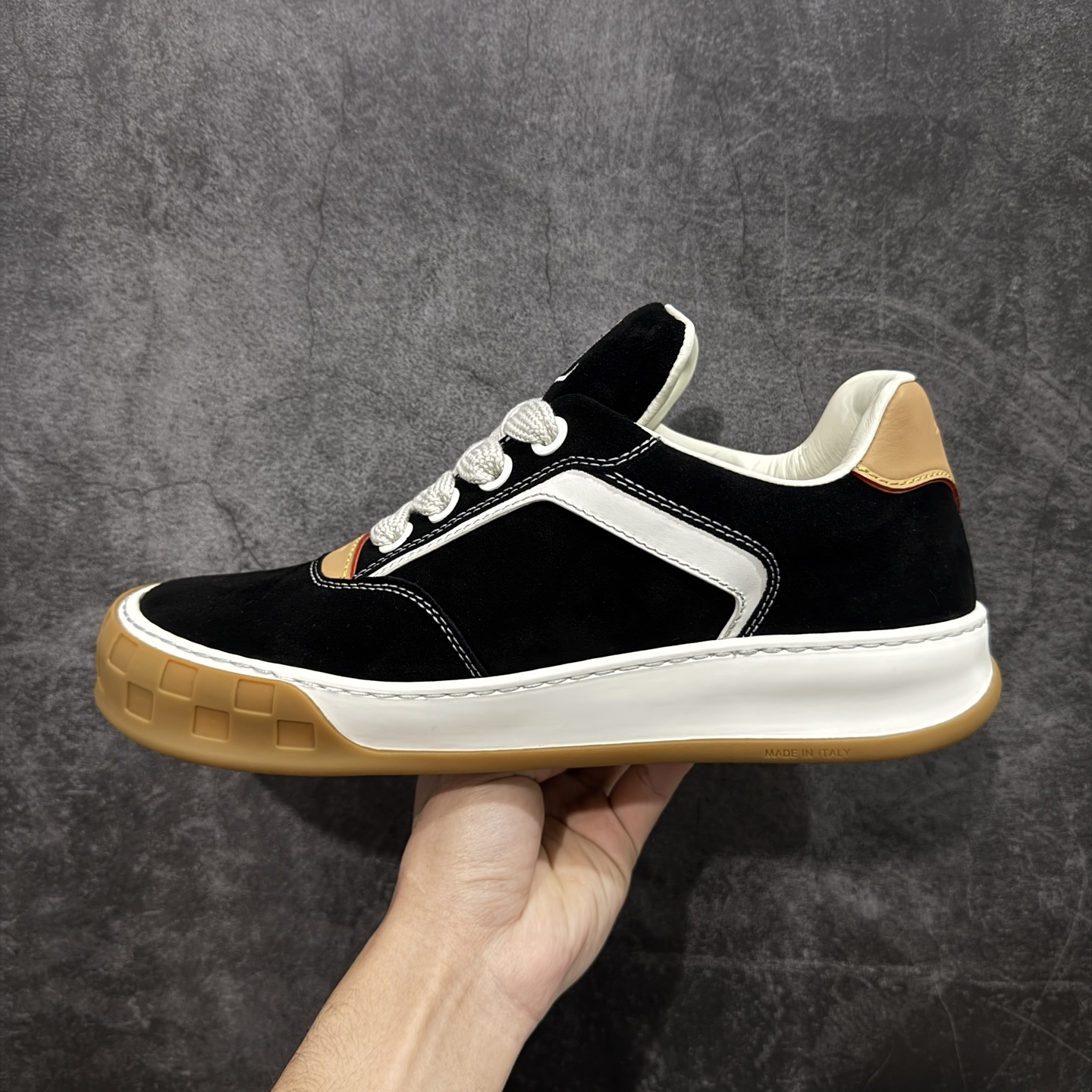 图片[2]-【佛山超a版】LV 路易威登LOUIS VUITTON Tilted Low Sneakers 倾斜系列低帮复古休闲运动文化百搭板鞋 2026早春款板鞋 市场最顶天花板 正确细节 完美版型做工 欢迎对比市场任何品质的货品 广东原产 升级原楦型开发纸版 包装说明书防尘布袋物件(附送官方快递加固牛皮纸外盒!!)#采用Monogram 丹宁布鞋面材质#鞋垫嵌入软脚感EVA物料#后跟耐弯折滴塑支撑片#全新开发TPR光泽组合隔色鞋底❗ 尺码：39 40 41 42 43 44 45-选品中心
