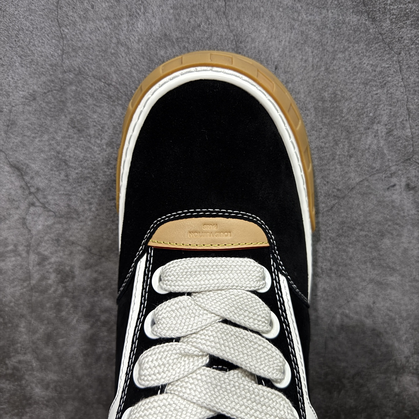 图片[5]-【佛山超a版】LV 路易威登LOUIS VUITTON Tilted Low Sneakers 倾斜系列低帮复古休闲运动文化百搭板鞋 2026早春款板鞋 市场最顶天花板 正确细节 完美版型做工 欢迎对比市场任何品质的货品 广东原产 升级原楦型开发纸版 包装说明书防尘布袋物件(附送官方快递加固牛皮纸外盒!!)#采用Monogram 丹宁布鞋面材质#鞋垫嵌入软脚感EVA物料#后跟耐弯折滴塑支撑片#全新开发TPR光泽组合隔色鞋底❗ 尺码：39 40 41 42 43 44 45-选品中心