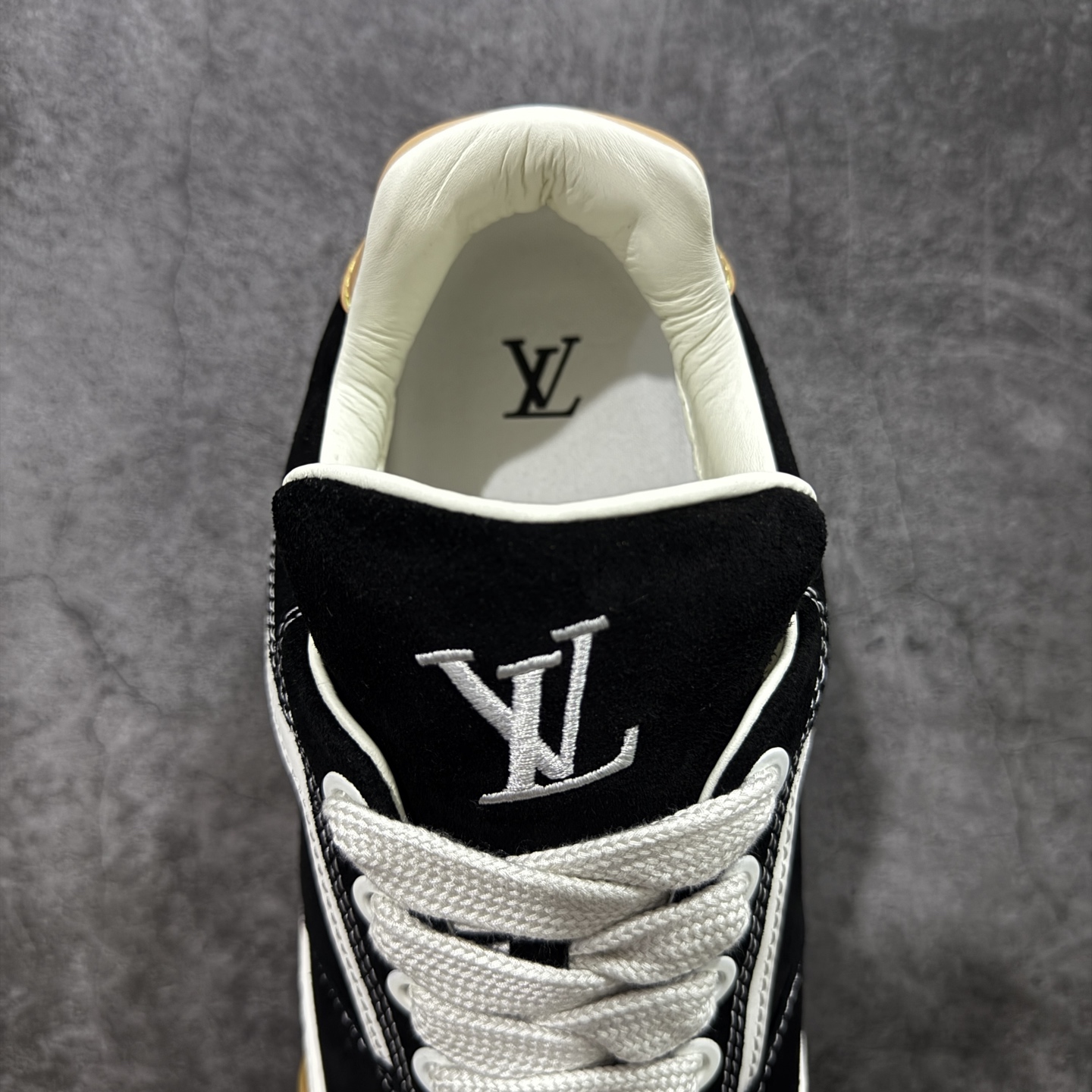 图片[8]-【佛山超a版】LV 路易威登LOUIS VUITTON Tilted Low Sneakers 倾斜系列低帮复古休闲运动文化百搭板鞋 2026早春款板鞋 市场最顶天花板 正确细节 完美版型做工 欢迎对比市场任何品质的货品 广东原产 升级原楦型开发纸版 包装说明书防尘布袋物件(附送官方快递加固牛皮纸外盒!!)#采用Monogram 丹宁布鞋面材质#鞋垫嵌入软脚感EVA物料#后跟耐弯折滴塑支撑片#全新开发TPR光泽组合隔色鞋底❗ 尺码：39 40 41 42 43 44 45-选品中心