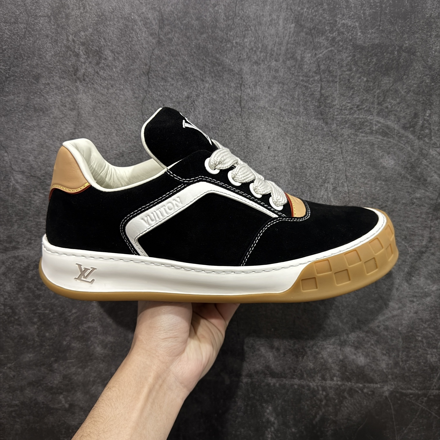 【佛山超a版】LV 路易威登LOUIS VUITTON Tilted Low Sneakers 倾斜系列低帮复古休闲运动文化百搭板鞋 2026早春款板鞋 市场最顶天花板 正确细节 完美版型做工 欢迎对比市场任何品质的货品 广东原产 升级原楦型开发纸版 包装说明书防尘布袋物件(附送官方快递加固牛皮纸外盒!!)#采用Monogram 丹宁布鞋面材质#鞋垫嵌入软脚感EVA物料#后跟耐弯折滴塑支撑片#全新开发TPR光泽组合隔色鞋底❗ 尺码：39 40 41 42 43 44 45-选品中心