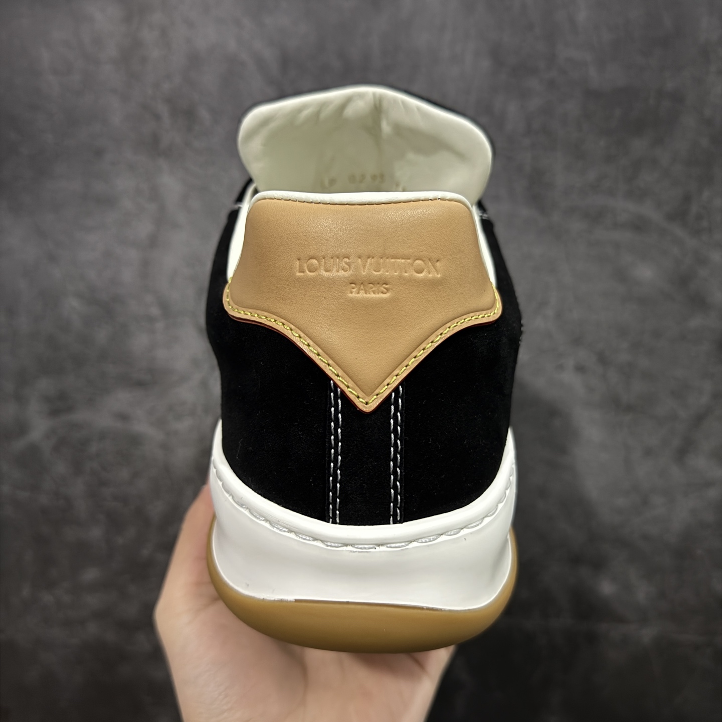 图片[4]-【佛山超a版】LV 路易威登LOUIS VUITTON Tilted Low Sneakers 倾斜系列低帮复古休闲运动文化百搭板鞋 2026早春款板鞋 市场最顶天花板 正确细节 完美版型做工 欢迎对比市场任何品质的货品 广东原产 升级原楦型开发纸版 包装说明书防尘布袋物件(附送官方快递加固牛皮纸外盒!!)#采用Monogram 丹宁布鞋面材质#鞋垫嵌入软脚感EVA物料#后跟耐弯折滴塑支撑片#全新开发TPR光泽组合隔色鞋底❗ 尺码：39 40 41 42 43 44 45-选品中心