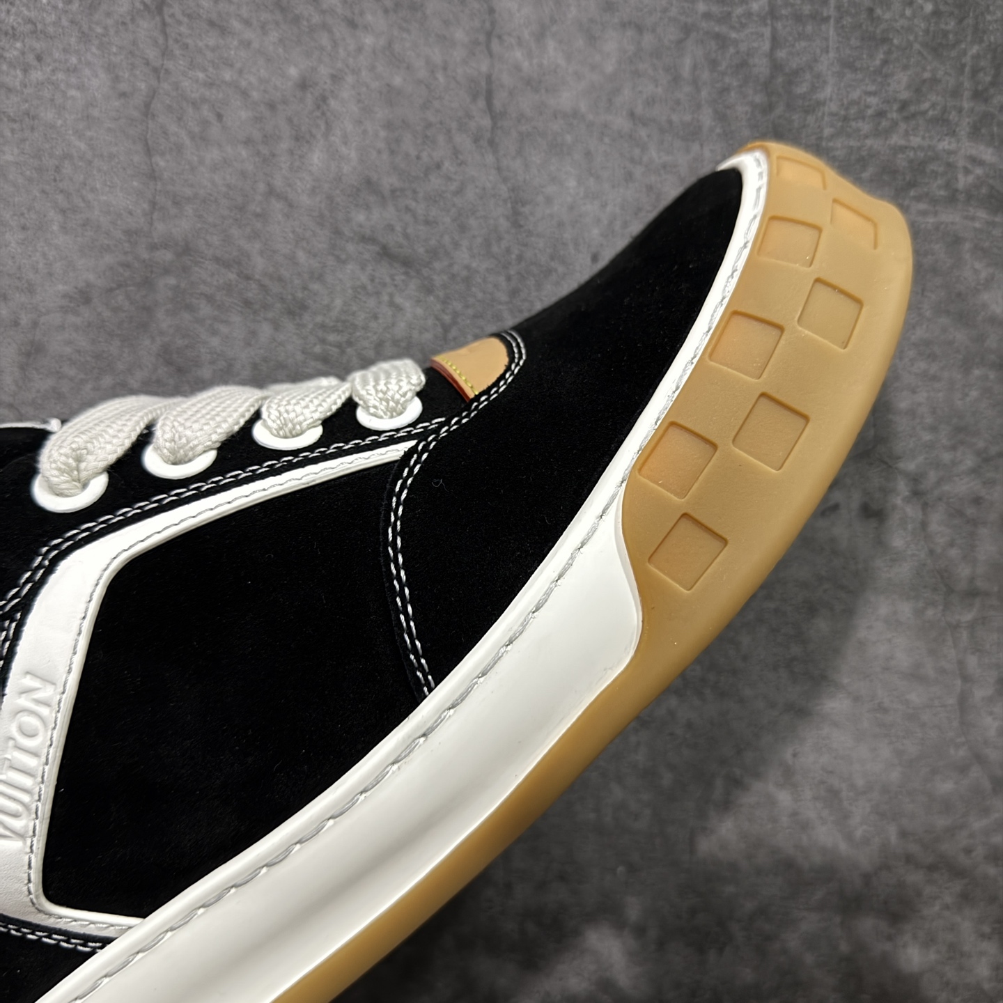 图片[6]-【佛山超a版】LV 路易威登LOUIS VUITTON Tilted Low Sneakers 倾斜系列低帮复古休闲运动文化百搭板鞋 2026早春款板鞋 市场最顶天花板 正确细节 完美版型做工 欢迎对比市场任何品质的货品 广东原产 升级原楦型开发纸版 包装说明书防尘布袋物件(附送官方快递加固牛皮纸外盒!!)#采用Monogram 丹宁布鞋面材质#鞋垫嵌入软脚感EVA物料#后跟耐弯折滴塑支撑片#全新开发TPR光泽组合隔色鞋底❗ 尺码：39 40 41 42 43 44 45-选品中心