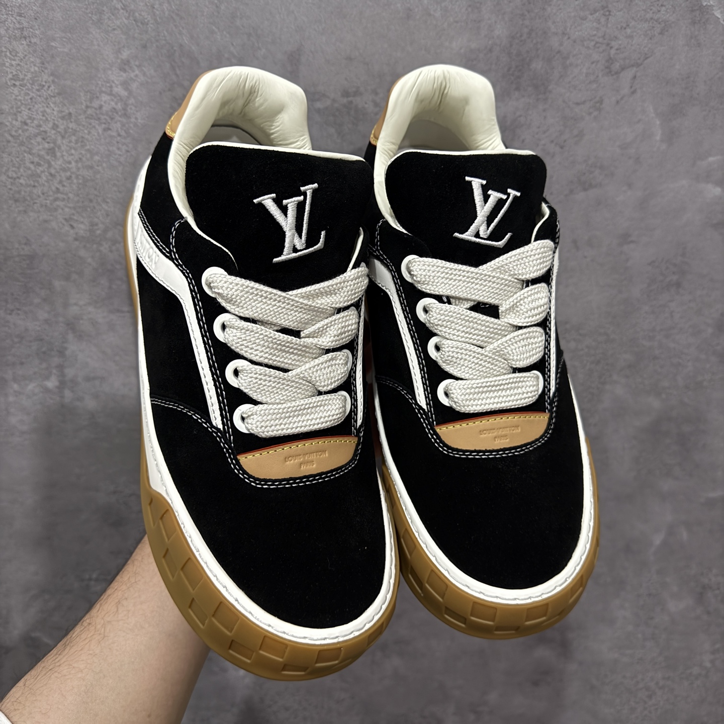 图片[3]-【佛山超a版】LV 路易威登LOUIS VUITTON Tilted Low Sneakers 倾斜系列低帮复古休闲运动文化百搭板鞋 2026早春款板鞋 市场最顶天花板 正确细节 完美版型做工 欢迎对比市场任何品质的货品 广东原产 升级原楦型开发纸版 包装说明书防尘布袋物件(附送官方快递加固牛皮纸外盒!!)#采用Monogram 丹宁布鞋面材质#鞋垫嵌入软脚感EVA物料#后跟耐弯折滴塑支撑片#全新开发TPR光泽组合隔色鞋底❗ 尺码：39 40 41 42 43 44 45-选品中心