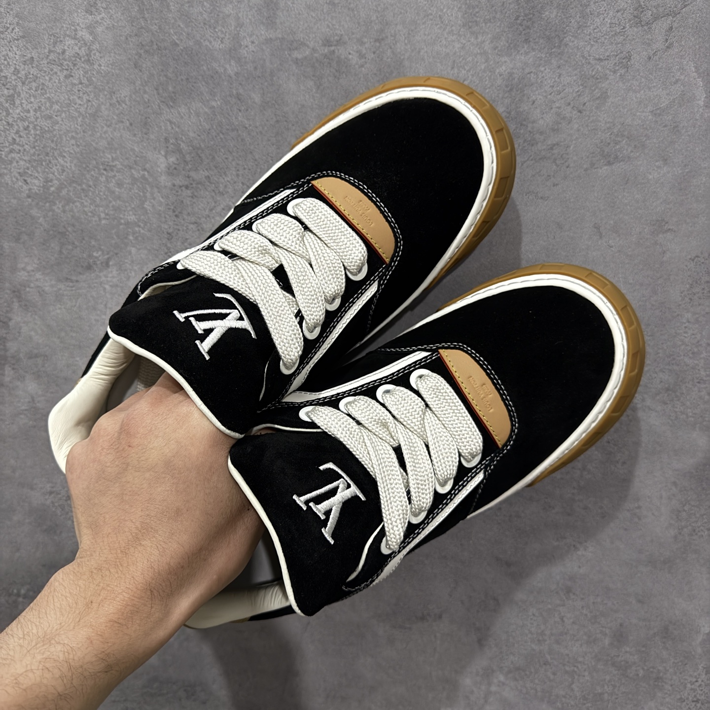 图片[2]-【佛山超a版】LV 路易威登LOUIS VUITTON Tilted Low Sneakers 倾斜系列低帮复古休闲运动文化百搭板鞋 2026早春款板鞋 市场最顶天花板 正确细节 完美版型做工 欢迎对比市场任何品质的货品 广东原产 升级原楦型开发纸版 包装说明书防尘布袋物件(附送官方快递加固牛皮纸外盒!!)#采用Monogram 丹宁布鞋面材质#鞋垫嵌入软脚感EVA物料#后跟耐弯折滴塑支撑片#全新开发TPR光泽组合隔色鞋底❗ 尺码：39 40 41 42 43 44 45-选品中心