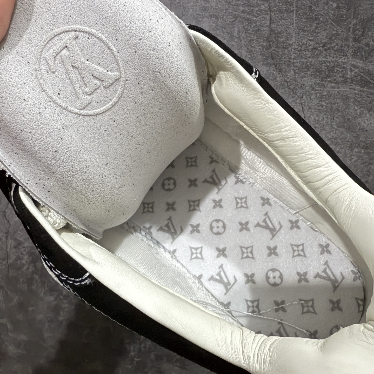 图片[10]-【佛山超a版】LV 路易威登LOUIS VUITTON Tilted Low Sneakers 倾斜系列低帮复古休闲运动文化百搭板鞋 2026早春款板鞋 市场最顶天花板 正确细节 完美版型做工 欢迎对比市场任何品质的货品 广东原产 升级原楦型开发纸版 包装说明书防尘布袋物件(附送官方快递加固牛皮纸外盒!!)#采用Monogram 丹宁布鞋面材质#鞋垫嵌入软脚感EVA物料#后跟耐弯折滴塑支撑片#全新开发TPR光泽组合隔色鞋底❗ 尺码：39 40 41 42 43 44 45-选品中心