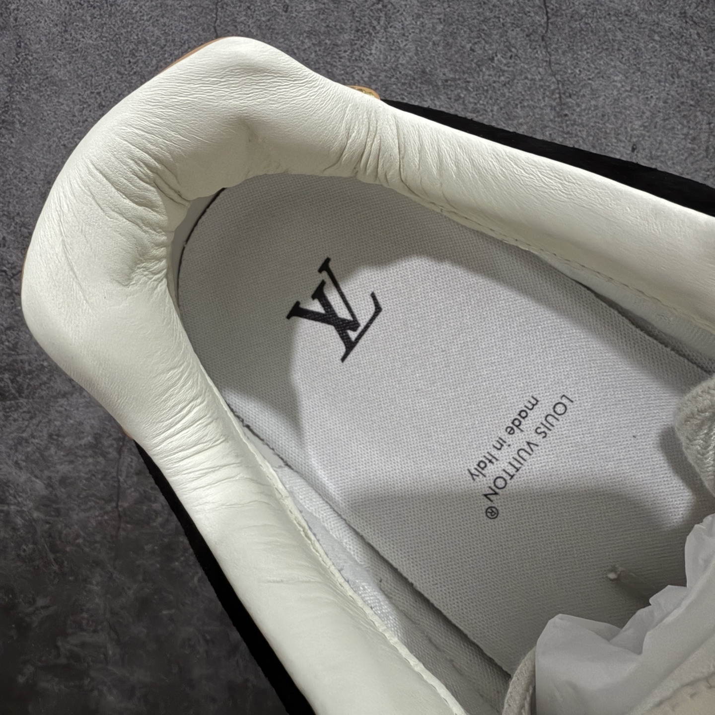 图片[9]-【佛山超a版】LV 路易威登LOUIS VUITTON Tilted Low Sneakers 倾斜系列低帮复古休闲运动文化百搭板鞋 2026早春款板鞋 市场最顶天花板 正确细节 完美版型做工 欢迎对比市场任何品质的货品 广东原产 升级原楦型开发纸版 包装说明书防尘布袋物件(附送官方快递加固牛皮纸外盒!!)#采用Monogram 丹宁布鞋面材质#鞋垫嵌入软脚感EVA物料#后跟耐弯折滴塑支撑片#全新开发TPR光泽组合隔色鞋底❗ 尺码：39 40 41 42 43 44 45-选品中心