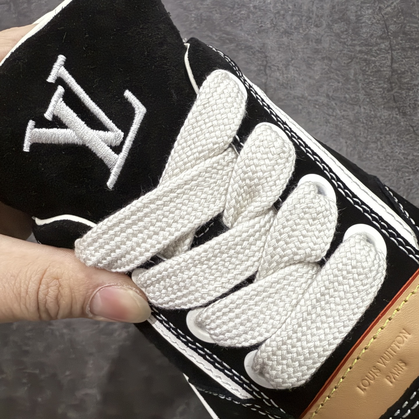 图片[7]-【佛山超a版】LV 路易威登LOUIS VUITTON Tilted Low Sneakers 倾斜系列低帮复古休闲运动文化百搭板鞋 2026早春款板鞋 市场最顶天花板 正确细节 完美版型做工 欢迎对比市场任何品质的货品 广东原产 升级原楦型开发纸版 包装说明书防尘布袋物件(附送官方快递加固牛皮纸外盒!!)#采用Monogram 丹宁布鞋面材质#鞋垫嵌入软脚感EVA物料#后跟耐弯折滴塑支撑片#全新开发TPR光泽组合隔色鞋底❗ 尺码：39 40 41 42 43 44 45-选品中心