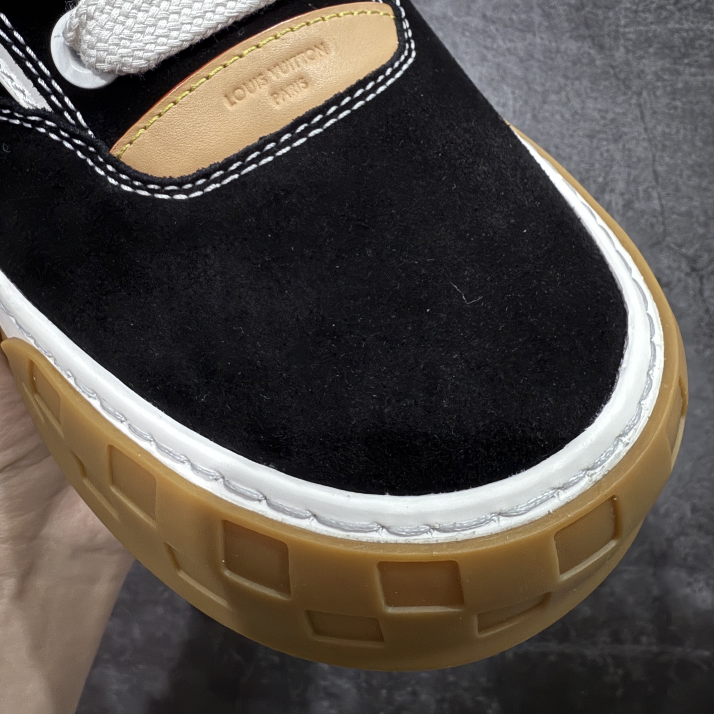 图片[6]-【佛山超a版】LV 路易威登LOUIS VUITTON Tilted Low Sneakers 倾斜系列低帮复古休闲运动文化百搭板鞋 2026早春款板鞋 市场最顶天花板 正确细节 完美版型做工 欢迎对比市场任何品质的货品 广东原产 升级原楦型开发纸版 包装说明书防尘布袋物件(附送官方快递加固牛皮纸外盒!!)#采用Monogram 丹宁布鞋面材质#鞋垫嵌入软脚感EVA物料#后跟耐弯折滴塑支撑片#全新开发TPR光泽组合隔色鞋底❗ 尺码：39 40 41 42 43 44 45-选品中心