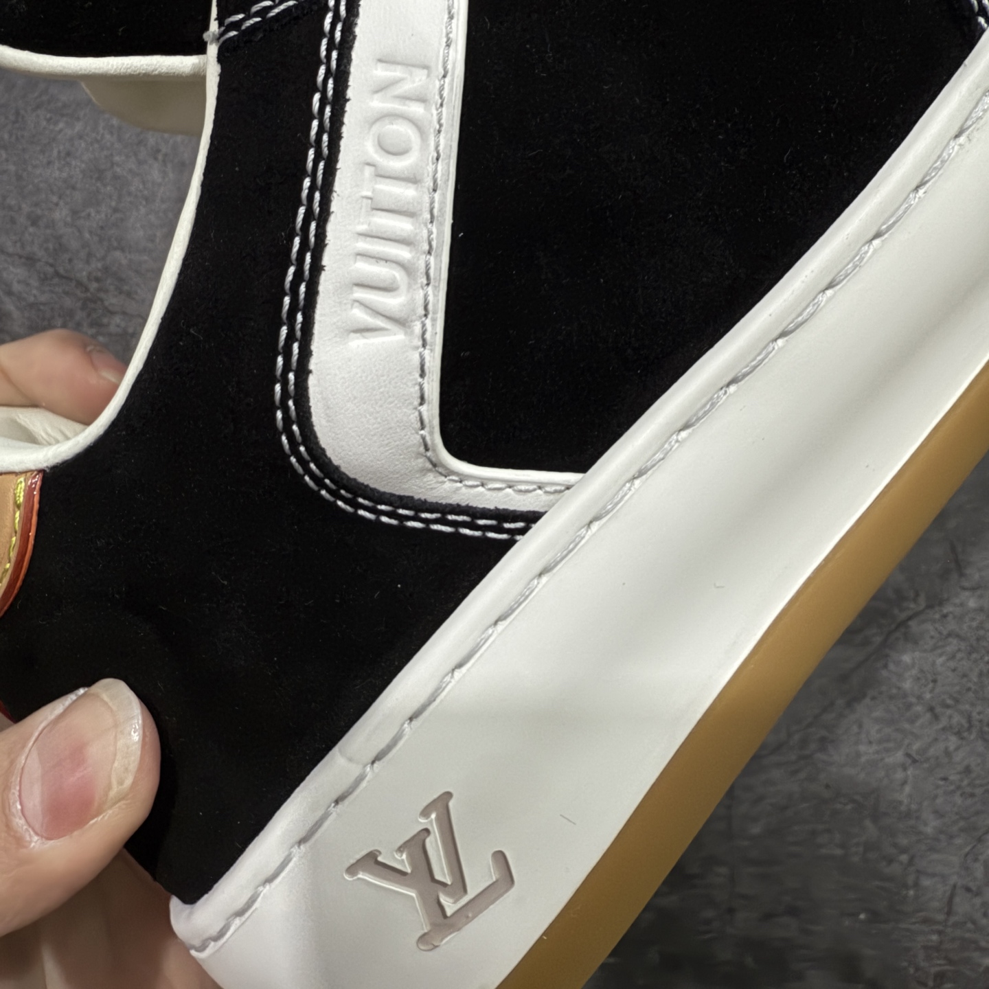 图片[5]-【佛山超a版】LV 路易威登LOUIS VUITTON Tilted Low Sneakers 倾斜系列低帮复古休闲运动文化百搭板鞋 2026早春款板鞋 市场最顶天花板 正确细节 完美版型做工 欢迎对比市场任何品质的货品 广东原产 升级原楦型开发纸版 包装说明书防尘布袋物件(附送官方快递加固牛皮纸外盒!!)#采用Monogram 丹宁布鞋面材质#鞋垫嵌入软脚感EVA物料#后跟耐弯折滴塑支撑片#全新开发TPR光泽组合隔色鞋底❗ 尺码：39 40 41 42 43 44 45-选品中心