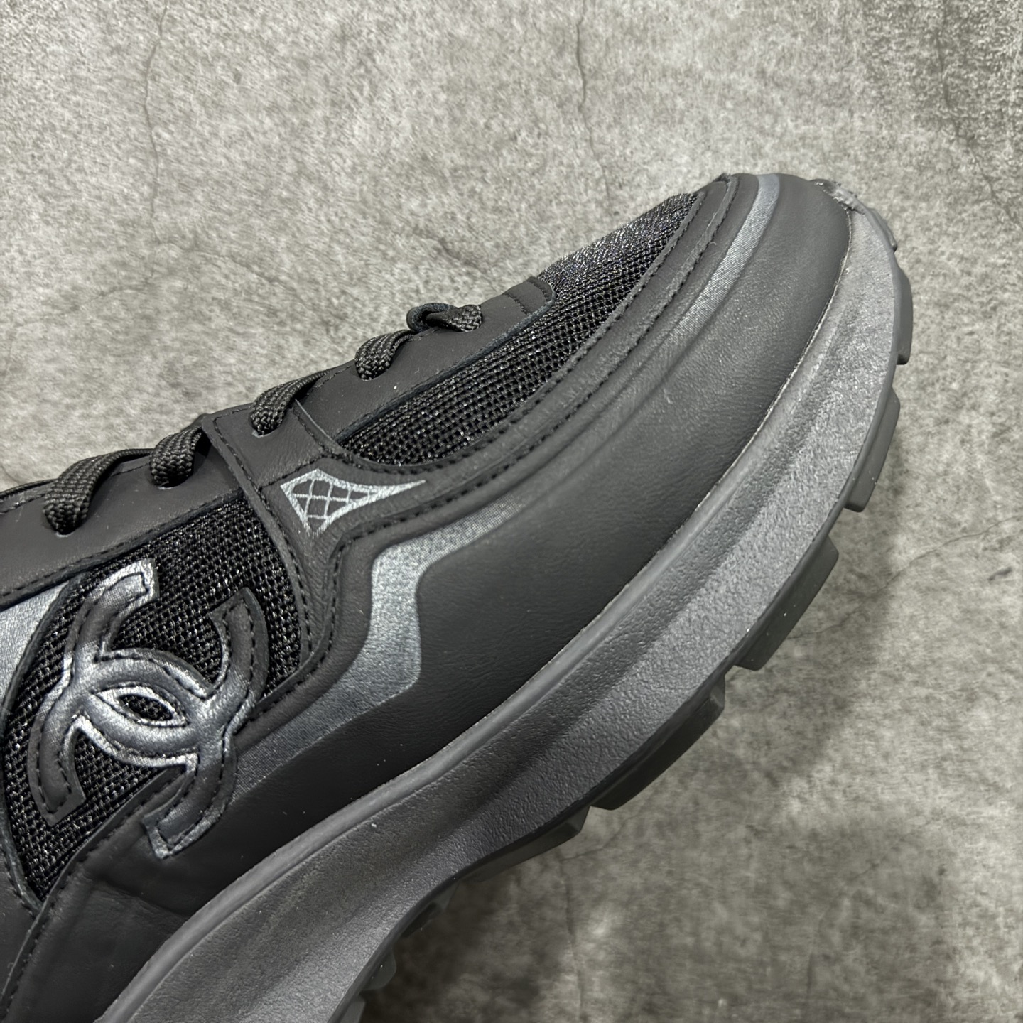 图片[6]-【莞产礼盒版】Chanel 香奈儿最新情侣款 26C 运动休闲鞋 四季百搭 厚底银角饼干鞋 全新复古系列，呈递松弛之姿，轻盈于形开启盛夏之旅。 延续标志性解构化廓形，鞋身以简约立体线条及双A logo呈现，鞋面覆盖透气帆布面料，注入上层柔软提升脚感，采用廓形橡胶厚底，几何纹理点缀橡胶包边细节。增高拉腿效果堪比腿部整形 巨显腿细腿长各种风格都能轻松hold住随便搭！ 尺码：35 36 37 38 39 40-选品中心