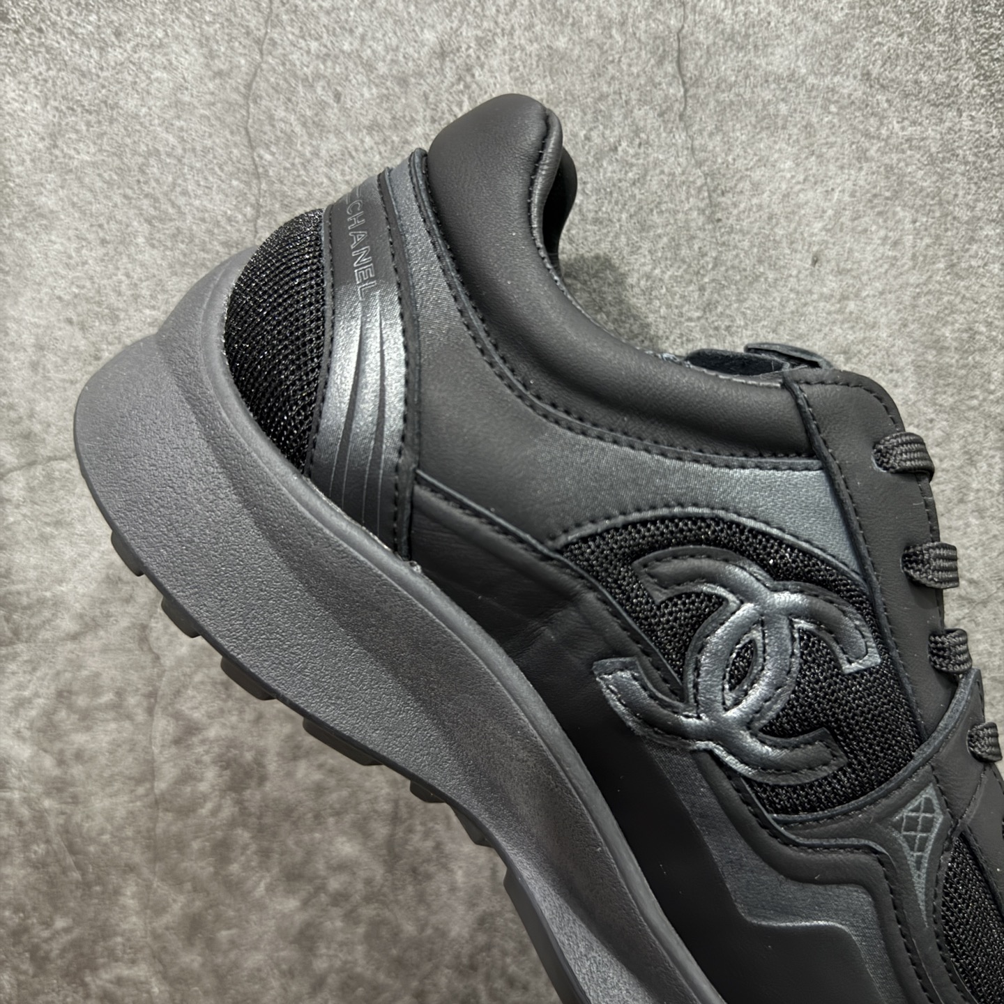 图片[7]-【莞产礼盒版】Chanel 香奈儿最新情侣款 26C 运动休闲鞋 四季百搭 厚底银角饼干鞋 全新复古系列，呈递松弛之姿，轻盈于形开启盛夏之旅。 延续标志性解构化廓形，鞋身以简约立体线条及双A logo呈现，鞋面覆盖透气帆布面料，注入上层柔软提升脚感，采用廓形橡胶厚底，几何纹理点缀橡胶包边细节。增高拉腿效果堪比腿部整形 巨显腿细腿长各种风格都能轻松hold住随便搭！ 尺码：35 36 37 38 39 40-选品中心