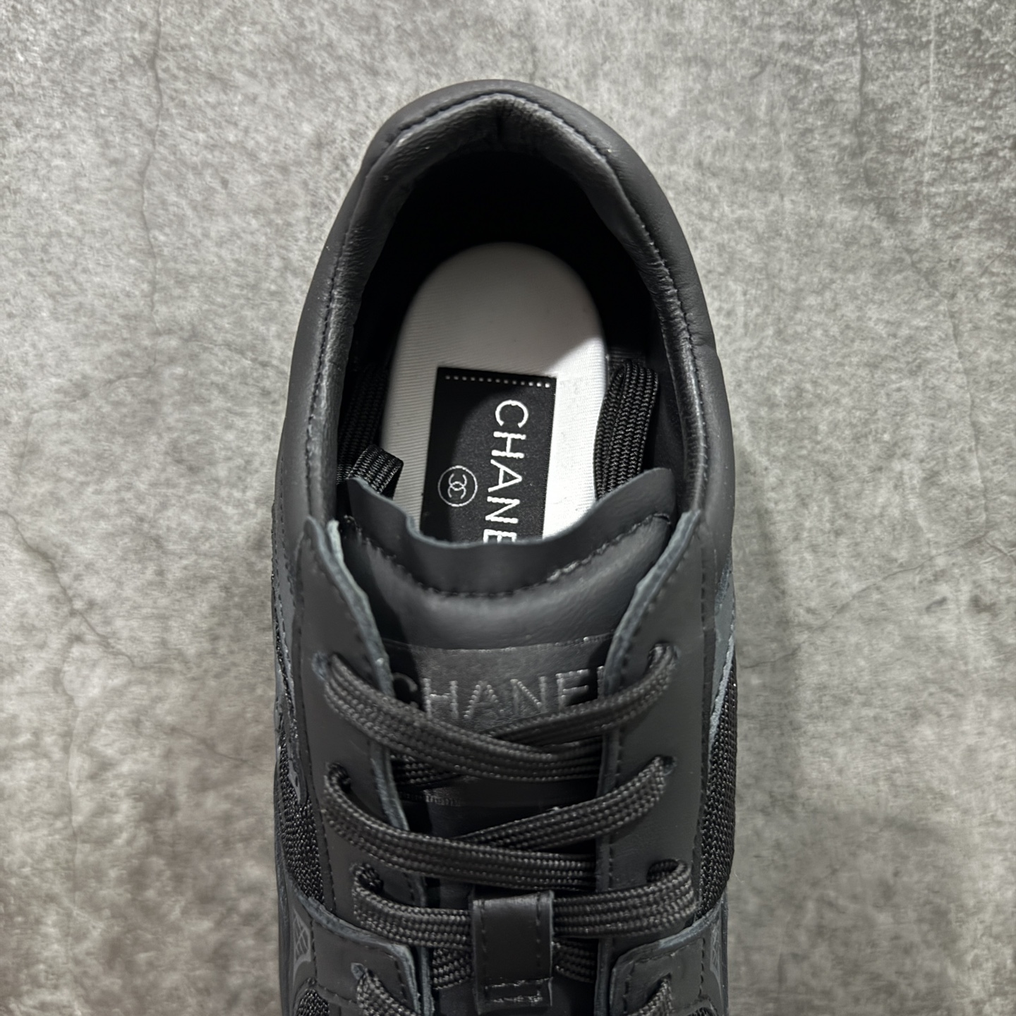 图片[8]-【莞产礼盒版】Chanel 香奈儿最新情侣款 26C 运动休闲鞋 四季百搭 厚底银角饼干鞋 全新复古系列，呈递松弛之姿，轻盈于形开启盛夏之旅。 延续标志性解构化廓形，鞋身以简约立体线条及双A logo呈现，鞋面覆盖透气帆布面料，注入上层柔软提升脚感，采用廓形橡胶厚底，几何纹理点缀橡胶包边细节。增高拉腿效果堪比腿部整形 巨显腿细腿长各种风格都能轻松hold住随便搭！ 尺码：35 36 37 38 39 40-选品中心