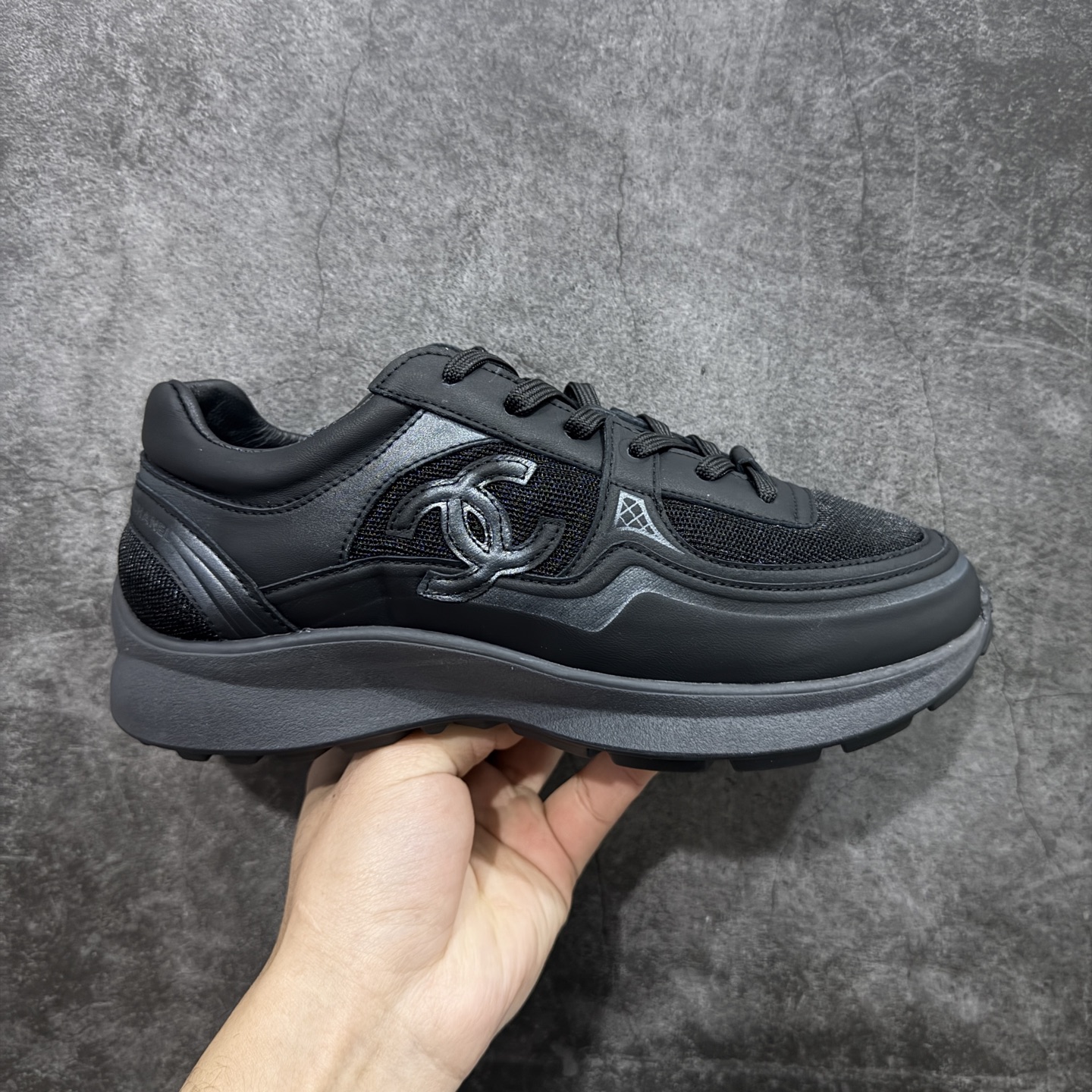 【莞产礼盒版】Chanel 香奈儿最新情侣款 26C 运动休闲鞋 四季百搭 厚底银角饼干鞋 全新复古系列，呈递松弛之姿，轻盈于形开启盛夏之旅。 延续标志性解构化廓形，鞋身以简约立体线条及双A logo呈现，鞋面覆盖透气帆布面料，注入上层柔软提升脚感，采用廓形橡胶厚底，几何纹理点缀橡胶包边细节。增高拉腿效果堪比腿部整形 巨显腿细腿长各种风格都能轻松hold住随便搭！ 尺码：35 36 37 38 39 40-选品中心