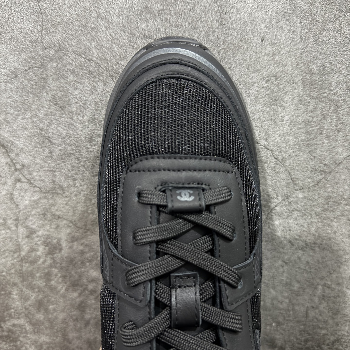 图片[5]-【莞产礼盒版】Chanel 香奈儿最新情侣款 26C 运动休闲鞋 四季百搭 厚底银角饼干鞋 全新复古系列，呈递松弛之姿，轻盈于形开启盛夏之旅。 延续标志性解构化廓形，鞋身以简约立体线条及双A logo呈现，鞋面覆盖透气帆布面料，注入上层柔软提升脚感，采用廓形橡胶厚底，几何纹理点缀橡胶包边细节。增高拉腿效果堪比腿部整形 巨显腿细腿长各种风格都能轻松hold住随便搭！ 尺码：35 36 37 38 39 40-选品中心