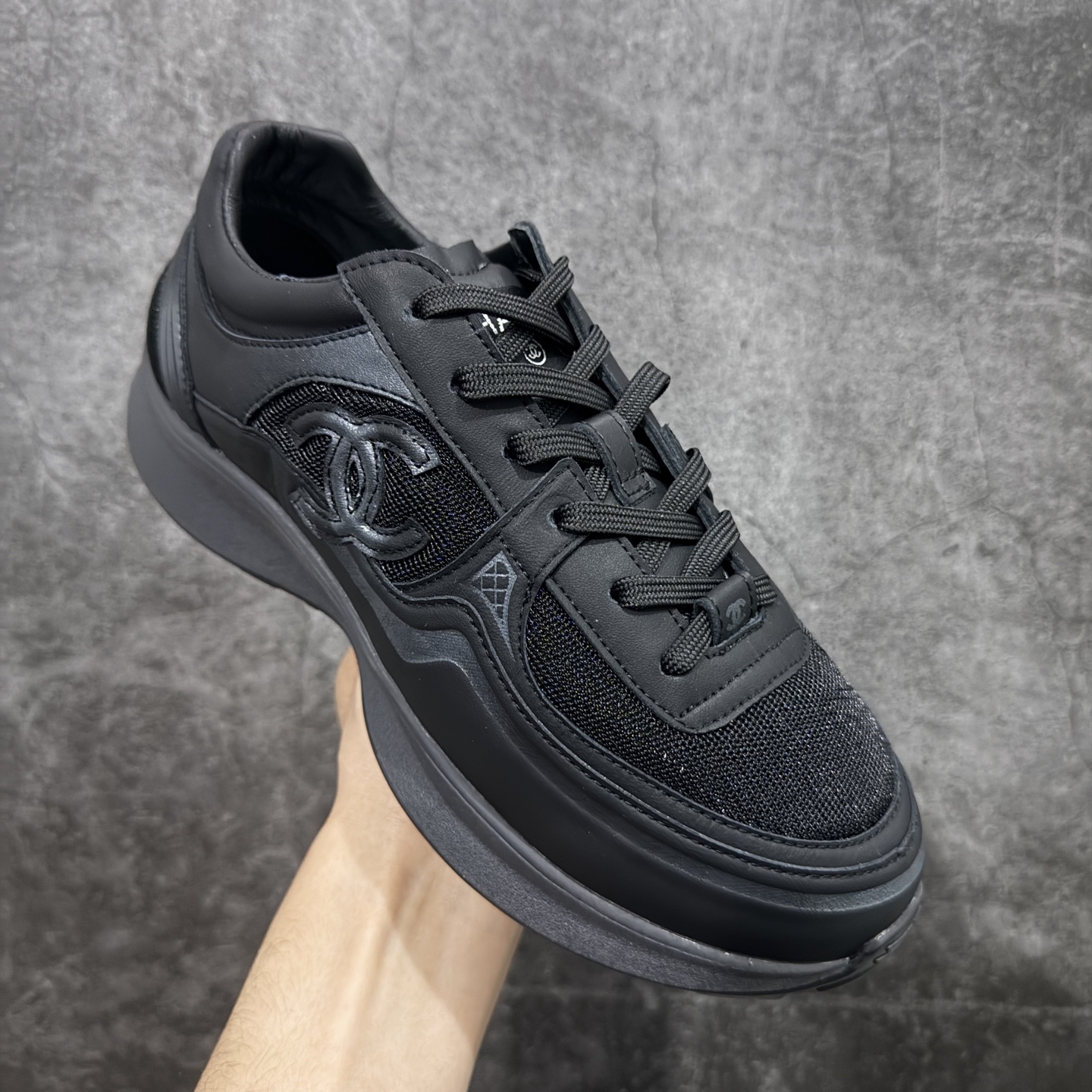 图片[3]-【莞产礼盒版】Chanel 香奈儿最新情侣款 26C 运动休闲鞋 四季百搭 厚底银角饼干鞋 全新复古系列，呈递松弛之姿，轻盈于形开启盛夏之旅。 延续标志性解构化廓形，鞋身以简约立体线条及双A logo呈现，鞋面覆盖透气帆布面料，注入上层柔软提升脚感，采用廓形橡胶厚底，几何纹理点缀橡胶包边细节。增高拉腿效果堪比腿部整形 巨显腿细腿长各种风格都能轻松hold住随便搭！ 尺码：35 36 37 38 39 40-选品中心