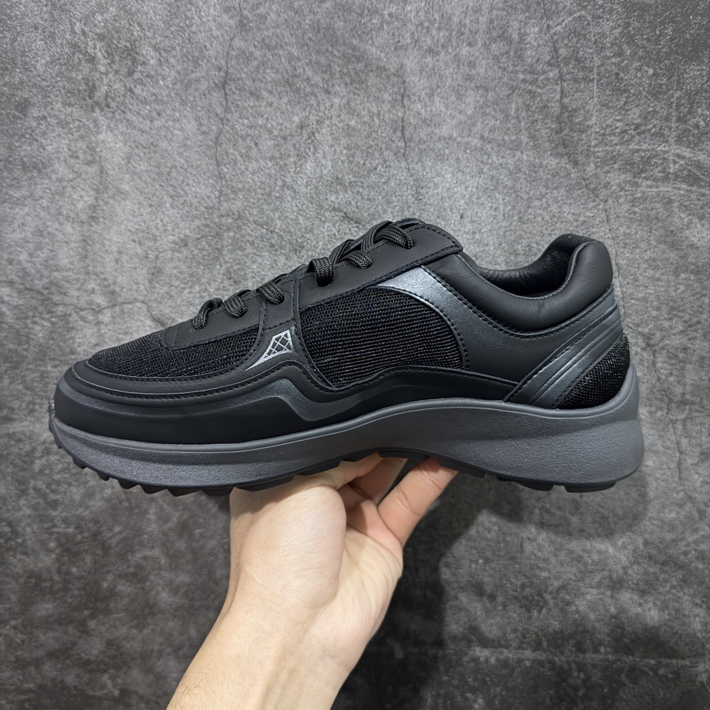 图片[2]-【莞产礼盒版】Chanel 香奈儿最新情侣款 26C 运动休闲鞋 四季百搭 厚底银角饼干鞋 全新复古系列，呈递松弛之姿，轻盈于形开启盛夏之旅。 延续标志性解构化廓形，鞋身以简约立体线条及双A logo呈现，鞋面覆盖透气帆布面料，注入上层柔软提升脚感，采用廓形橡胶厚底，几何纹理点缀橡胶包边细节。增高拉腿效果堪比腿部整形 巨显腿细腿长各种风格都能轻松hold住随便搭！ 尺码：35 36 37 38 39 40-选品中心