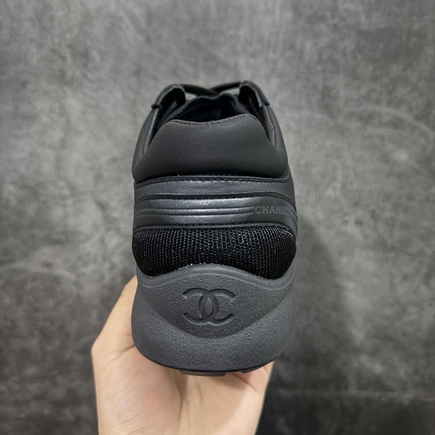 图片[4]-【莞产礼盒版】Chanel 香奈儿最新情侣款 26C 运动休闲鞋 四季百搭 厚底银角饼干鞋 全新复古系列，呈递松弛之姿，轻盈于形开启盛夏之旅。 延续标志性解构化廓形，鞋身以简约立体线条及双A logo呈现，鞋面覆盖透气帆布面料，注入上层柔软提升脚感，采用廓形橡胶厚底，几何纹理点缀橡胶包边细节。增高拉腿效果堪比腿部整形 巨显腿细腿长各种风格都能轻松hold住随便搭！ 尺码：35 36 37 38 39 40-选品中心