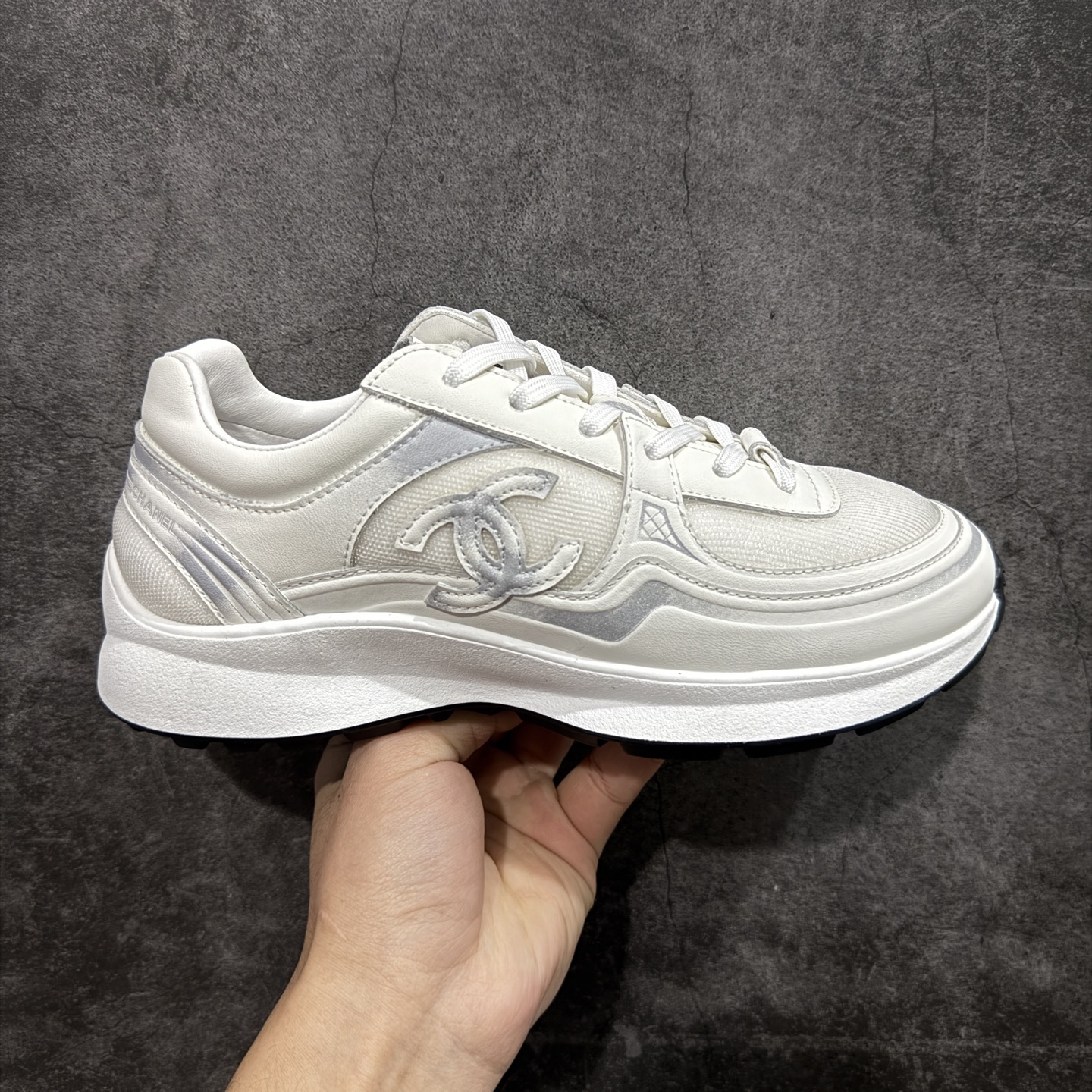 【莞产礼盒版】Chanel 香奈儿最新情侣款 26C 运动休闲鞋 四季百搭 厚底银角饼干鞋老爹鞋 全新复古系列，呈递松弛之姿，轻盈于形开启盛夏之旅。 延续标志性解构化廓形，鞋身以简约立体线条及双A logo呈现，鞋面覆盖透气帆布面料，注入上层柔软提升脚感，采用廓形橡胶厚底，几何纹理点缀橡胶包边细节。增高拉腿效果堪比腿部整形 巨显腿细腿长各种风格都能轻松hold住随便搭！ 尺码：35 36 37 38 39 40-选品中心