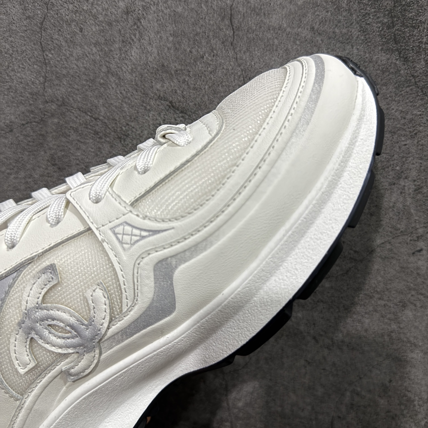 图片[6]-【莞产礼盒版】Chanel 香奈儿最新情侣款 26C 运动休闲鞋 四季百搭 厚底银角饼干鞋老爹鞋 全新复古系列，呈递松弛之姿，轻盈于形开启盛夏之旅。 延续标志性解构化廓形，鞋身以简约立体线条及双A logo呈现，鞋面覆盖透气帆布面料，注入上层柔软提升脚感，采用廓形橡胶厚底，几何纹理点缀橡胶包边细节。增高拉腿效果堪比腿部整形 巨显腿细腿长各种风格都能轻松hold住随便搭！ 尺码：35 36 37 38 39 40-选品中心