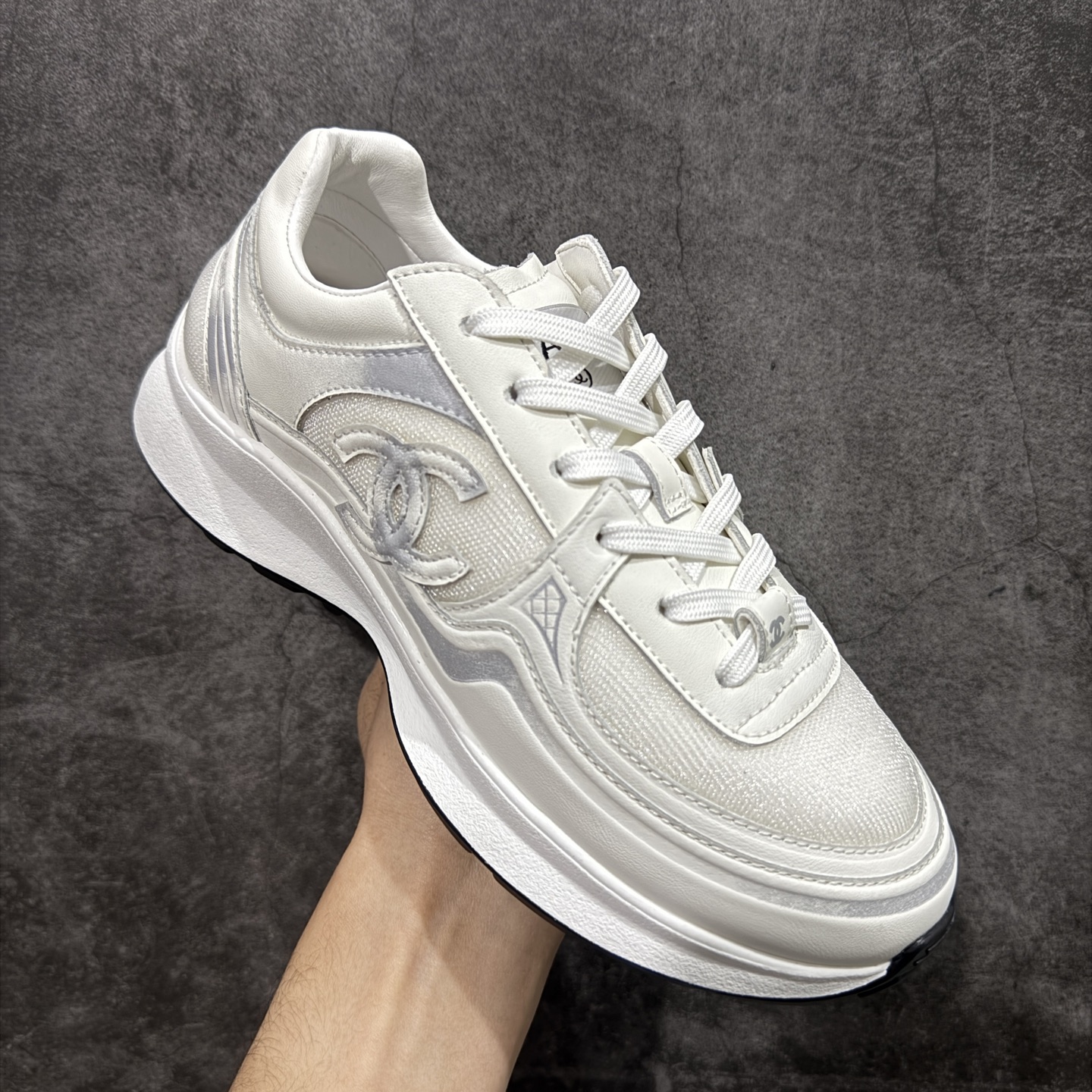 图片[3]-【莞产礼盒版】Chanel 香奈儿最新情侣款 26C 运动休闲鞋 四季百搭 厚底银角饼干鞋老爹鞋 全新复古系列，呈递松弛之姿，轻盈于形开启盛夏之旅。 延续标志性解构化廓形，鞋身以简约立体线条及双A logo呈现，鞋面覆盖透气帆布面料，注入上层柔软提升脚感，采用廓形橡胶厚底，几何纹理点缀橡胶包边细节。增高拉腿效果堪比腿部整形 巨显腿细腿长各种风格都能轻松hold住随便搭！ 尺码：35 36 37 38 39 40-选品中心