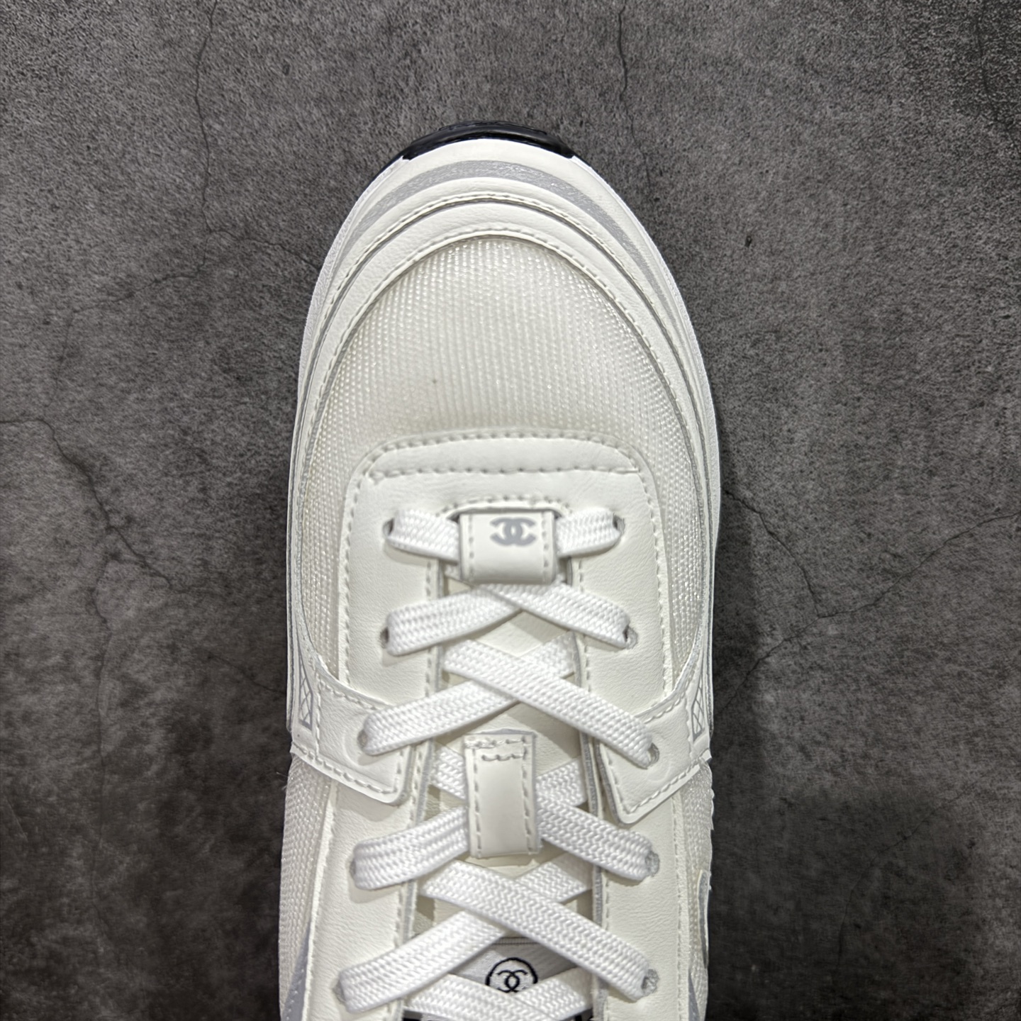 图片[5]-【莞产礼盒版】Chanel 香奈儿最新情侣款 26C 运动休闲鞋 四季百搭 厚底银角饼干鞋老爹鞋 全新复古系列，呈递松弛之姿，轻盈于形开启盛夏之旅。 延续标志性解构化廓形，鞋身以简约立体线条及双A logo呈现，鞋面覆盖透气帆布面料，注入上层柔软提升脚感，采用廓形橡胶厚底，几何纹理点缀橡胶包边细节。增高拉腿效果堪比腿部整形 巨显腿细腿长各种风格都能轻松hold住随便搭！ 尺码：35 36 37 38 39 40-选品中心