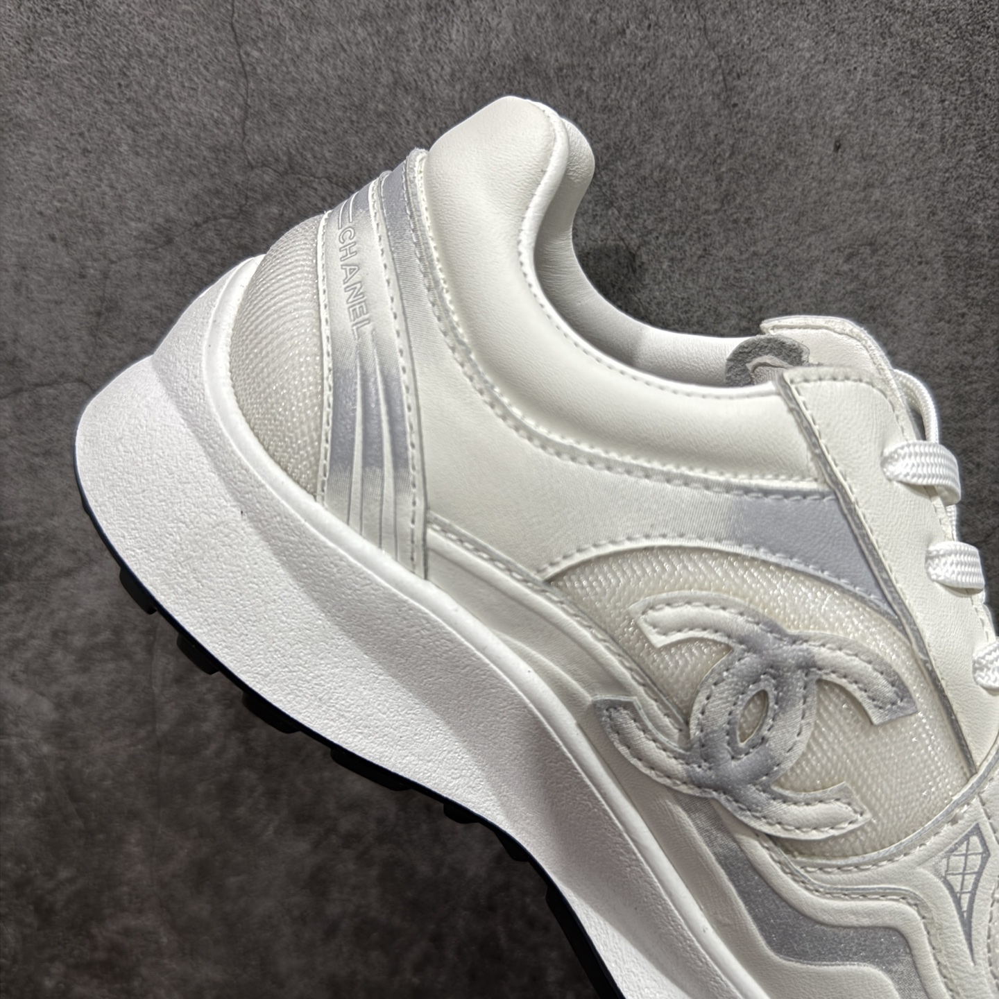 图片[7]-【莞产礼盒版】Chanel 香奈儿最新情侣款 26C 运动休闲鞋 四季百搭 厚底银角饼干鞋老爹鞋 全新复古系列，呈递松弛之姿，轻盈于形开启盛夏之旅。 延续标志性解构化廓形，鞋身以简约立体线条及双A logo呈现，鞋面覆盖透气帆布面料，注入上层柔软提升脚感，采用廓形橡胶厚底，几何纹理点缀橡胶包边细节。增高拉腿效果堪比腿部整形 巨显腿细腿长各种风格都能轻松hold住随便搭！ 尺码：35 36 37 38 39 40-选品中心