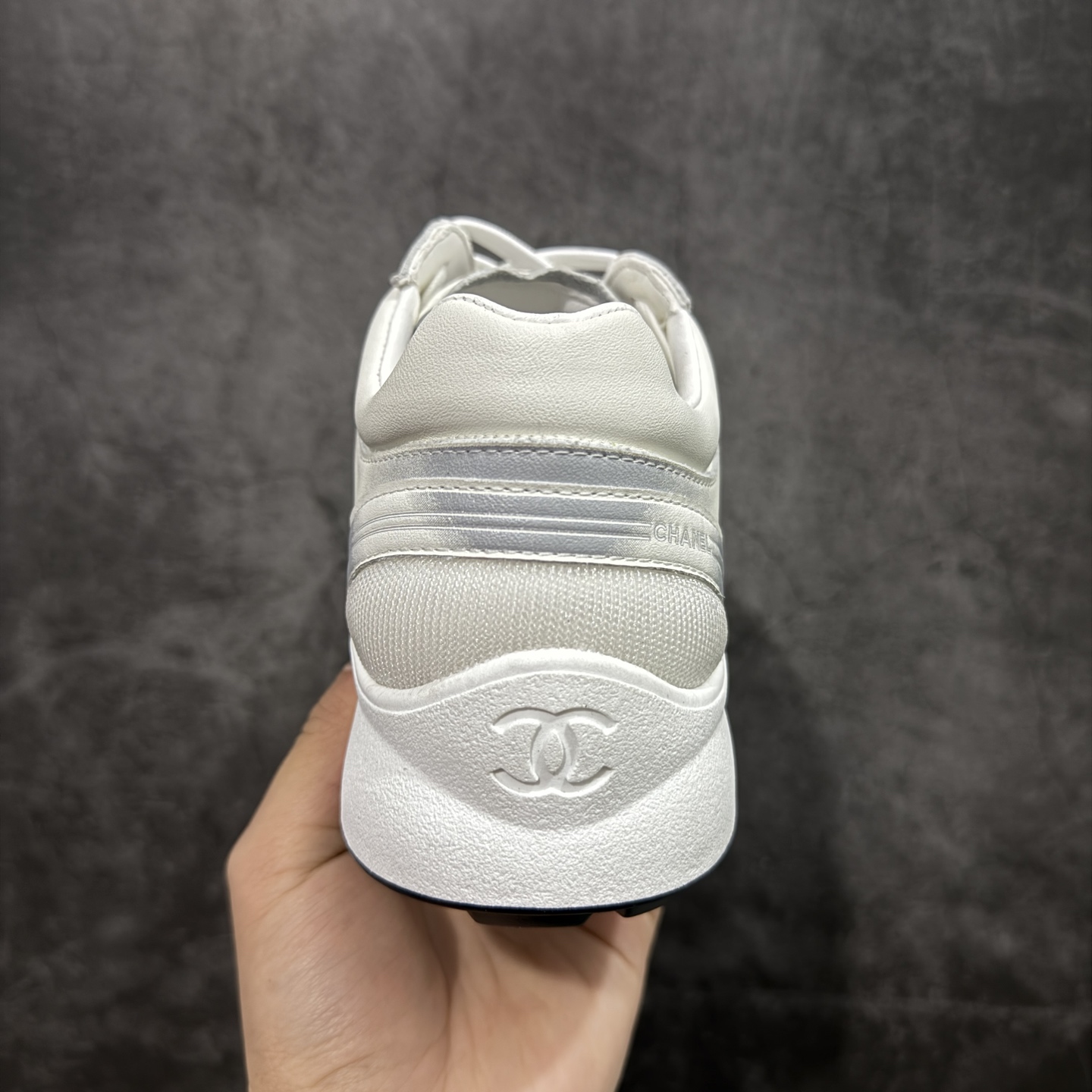 图片[4]-【莞产礼盒版】Chanel 香奈儿最新情侣款 26C 运动休闲鞋 四季百搭 厚底银角饼干鞋老爹鞋 全新复古系列，呈递松弛之姿，轻盈于形开启盛夏之旅。 延续标志性解构化廓形，鞋身以简约立体线条及双A logo呈现，鞋面覆盖透气帆布面料，注入上层柔软提升脚感，采用廓形橡胶厚底，几何纹理点缀橡胶包边细节。增高拉腿效果堪比腿部整形 巨显腿细腿长各种风格都能轻松hold住随便搭！ 尺码：35 36 37 38 39 40-选品中心