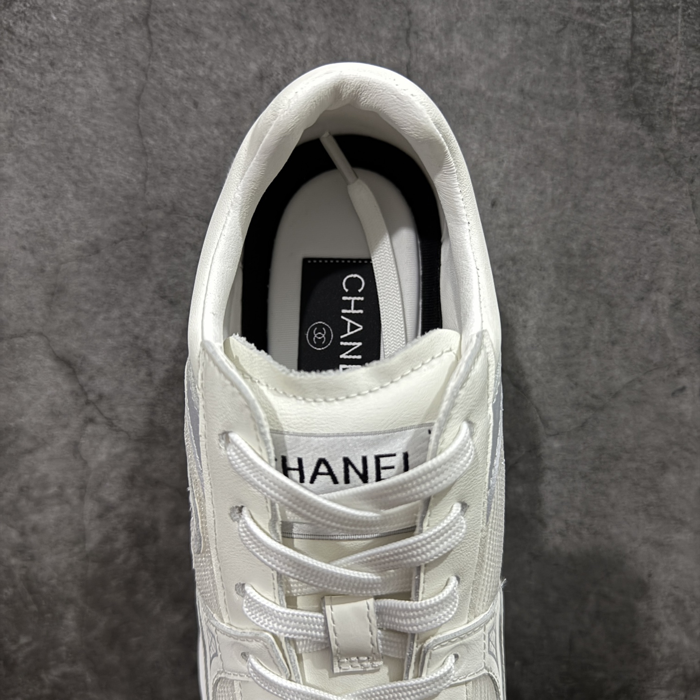 图片[8]-【莞产礼盒版】Chanel 香奈儿最新情侣款 26C 运动休闲鞋 四季百搭 厚底银角饼干鞋老爹鞋 全新复古系列，呈递松弛之姿，轻盈于形开启盛夏之旅。 延续标志性解构化廓形，鞋身以简约立体线条及双A logo呈现，鞋面覆盖透气帆布面料，注入上层柔软提升脚感，采用廓形橡胶厚底，几何纹理点缀橡胶包边细节。增高拉腿效果堪比腿部整形 巨显腿细腿长各种风格都能轻松hold住随便搭！ 尺码：35 36 37 38 39 40-选品中心