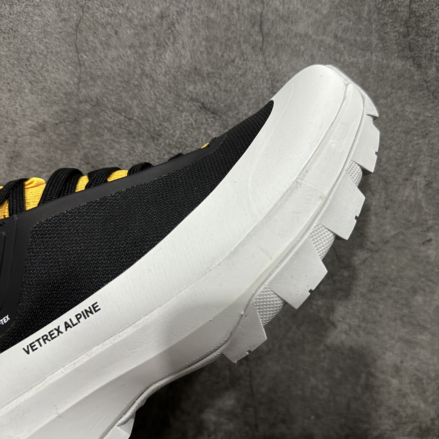 图片[6]-【公司级】Arcteryx始祖鸟 Vertex Alpine GTX M 男女情侣款低帮登山鞋 适合技术路线单日徒步穿着 aerios 鞋受到长途野外跑步鞋的启发 适合在变化的地形上进行快速轻快的徒步旅行穿着，舒适而有支撑性，鞋面更轻薄透气舒适。敏捷、稳定和技术路线上的自信源于vibram® megagrip外底、压缩eva内底以及一体的tpu 尺码：36-45-选品中心