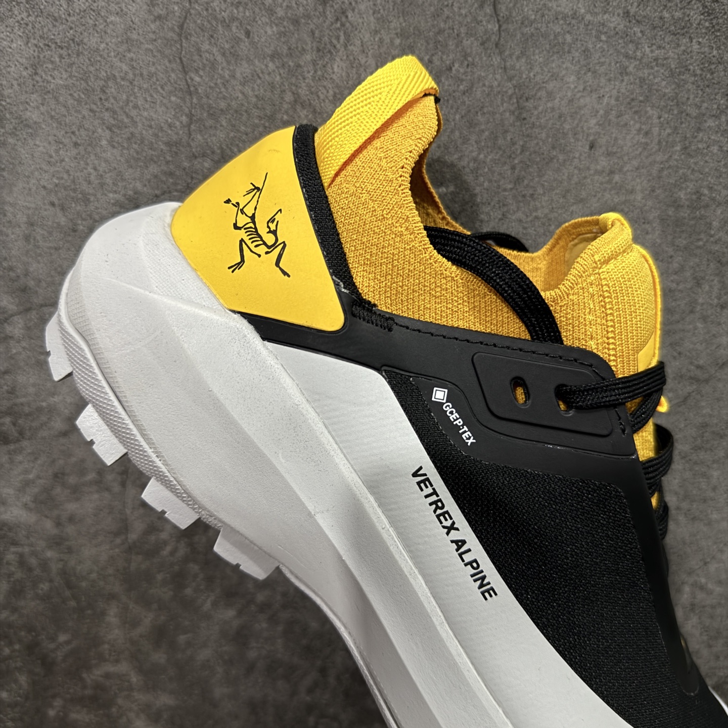 图片[7]-【公司级】Arcteryx始祖鸟 Vertex Alpine GTX M 男女情侣款低帮登山鞋 适合技术路线单日徒步穿着 aerios 鞋受到长途野外跑步鞋的启发 适合在变化的地形上进行快速轻快的徒步旅行穿着，舒适而有支撑性，鞋面更轻薄透气舒适。敏捷、稳定和技术路线上的自信源于vibram® megagrip外底、压缩eva内底以及一体的tpu 尺码：36-45-选品中心