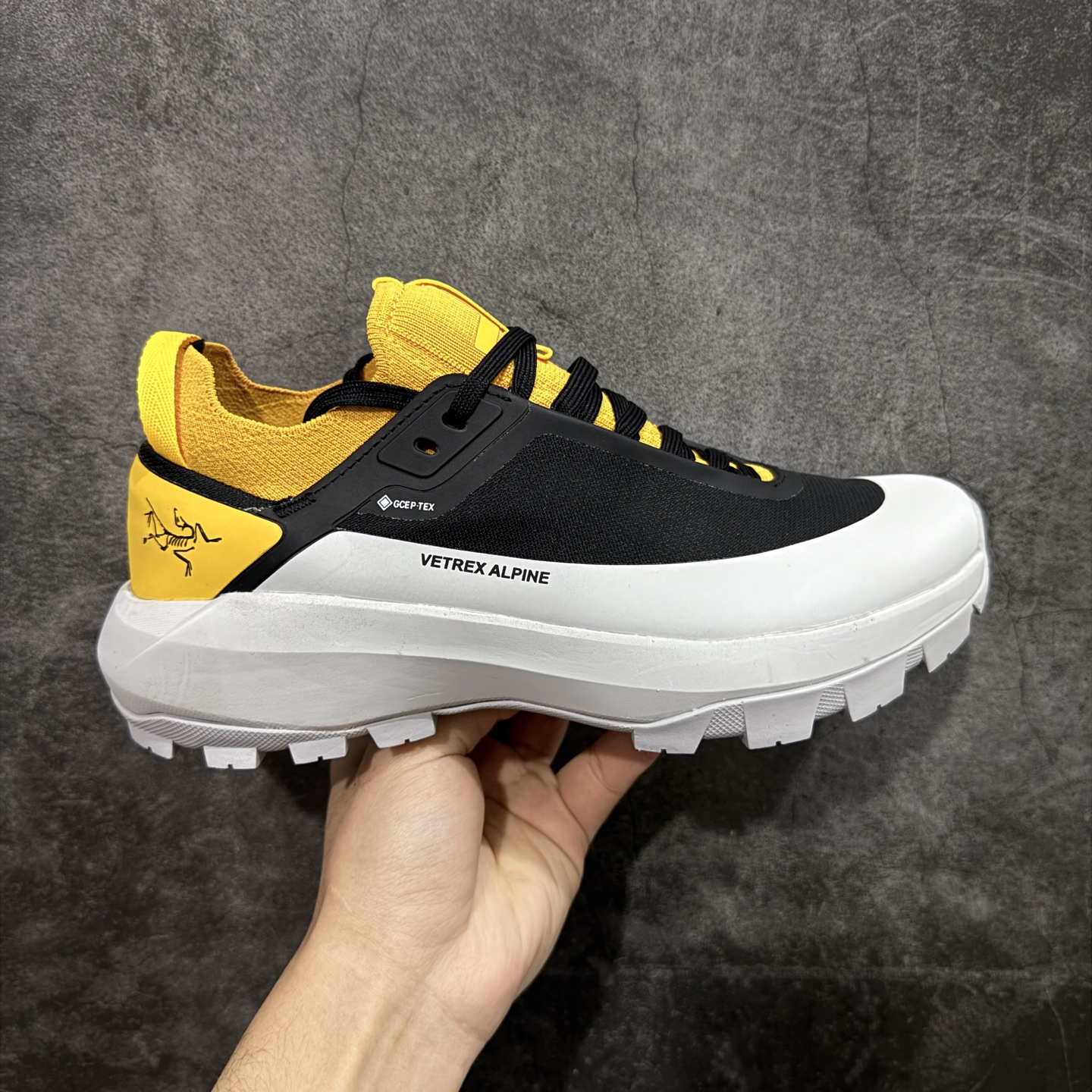 【公司级】Arcteryx始祖鸟 Vertex Alpine GTX M 男女情侣款低帮登山鞋 适合技术路线单日徒步穿着 aerios 鞋受到长途野外跑步鞋的启发 适合在变化的地形上进行快速轻快的徒步旅行穿着，舒适而有支撑性，鞋面更轻薄透气舒适。敏捷、稳定和技术路线上的自信源于vibram® megagrip外底、压缩eva内底以及一体的tpu 尺码：36-45-选品中心