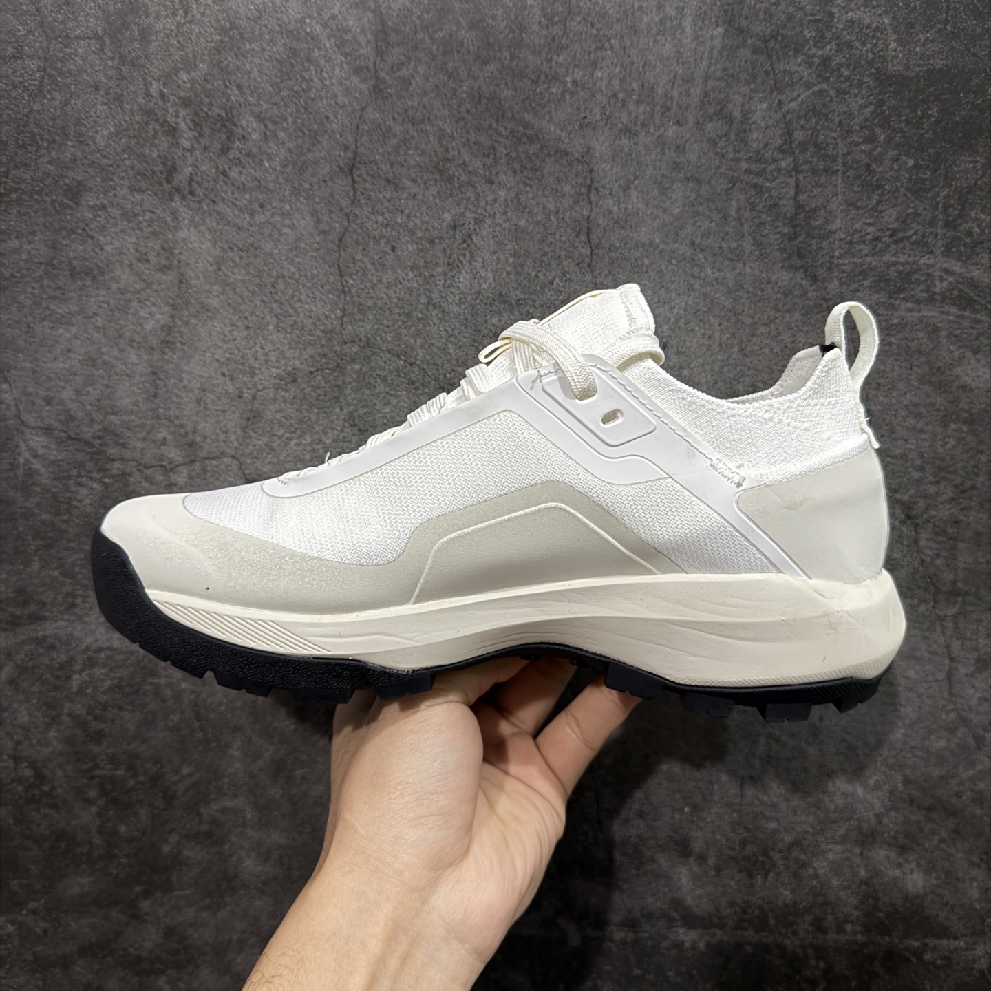 图片[2]-【公司级】Arcteryx始祖鸟 Vertex Alpine GTX M 男女情侣款低帮登山鞋 适合技术路线单日徒步穿着 aerios 鞋受到长途野外跑步鞋的启发 适合在变化的地形上进行快速轻快的徒步旅行穿着，舒适而有支撑性，鞋面更轻薄透气舒适。敏捷、稳定和技术路线上的自信源于vibram® megagrip外底、压缩eva内底以及一体的tpu 尺码：36-45-选品中心