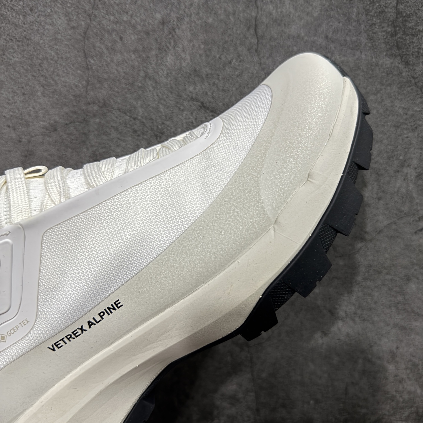 图片[6]-【公司级】Arcteryx始祖鸟 Vertex Alpine GTX M 男女情侣款低帮登山鞋 适合技术路线单日徒步穿着 aerios 鞋受到长途野外跑步鞋的启发 适合在变化的地形上进行快速轻快的徒步旅行穿着，舒适而有支撑性，鞋面更轻薄透气舒适。敏捷、稳定和技术路线上的自信源于vibram® megagrip外底、压缩eva内底以及一体的tpu 尺码：36-45-选品中心