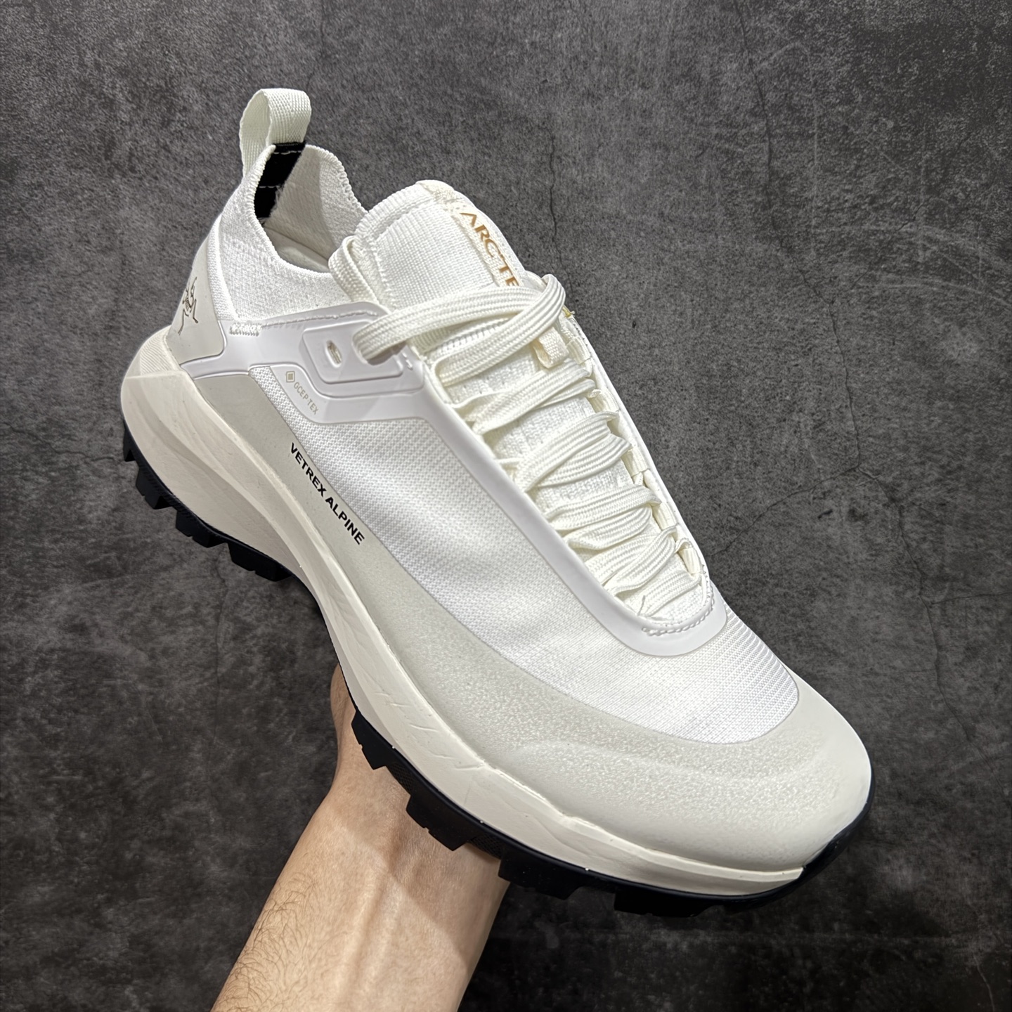 图片[3]-【公司级】Arcteryx始祖鸟 Vertex Alpine GTX M 男女情侣款低帮登山鞋 适合技术路线单日徒步穿着 aerios 鞋受到长途野外跑步鞋的启发 适合在变化的地形上进行快速轻快的徒步旅行穿着，舒适而有支撑性，鞋面更轻薄透气舒适。敏捷、稳定和技术路线上的自信源于vibram® megagrip外底、压缩eva内底以及一体的tpu 尺码：36-45-选品中心