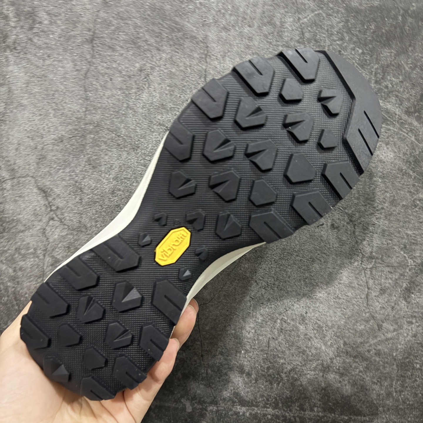 图片[9]-【公司级】Arcteryx始祖鸟 Vertex Alpine GTX M 男女情侣款低帮登山鞋 适合技术路线单日徒步穿着 aerios 鞋受到长途野外跑步鞋的启发 适合在变化的地形上进行快速轻快的徒步旅行穿着，舒适而有支撑性，鞋面更轻薄透气舒适。敏捷、稳定和技术路线上的自信源于vibram® megagrip外底、压缩eva内底以及一体的tpu 尺码：36-45-选品中心