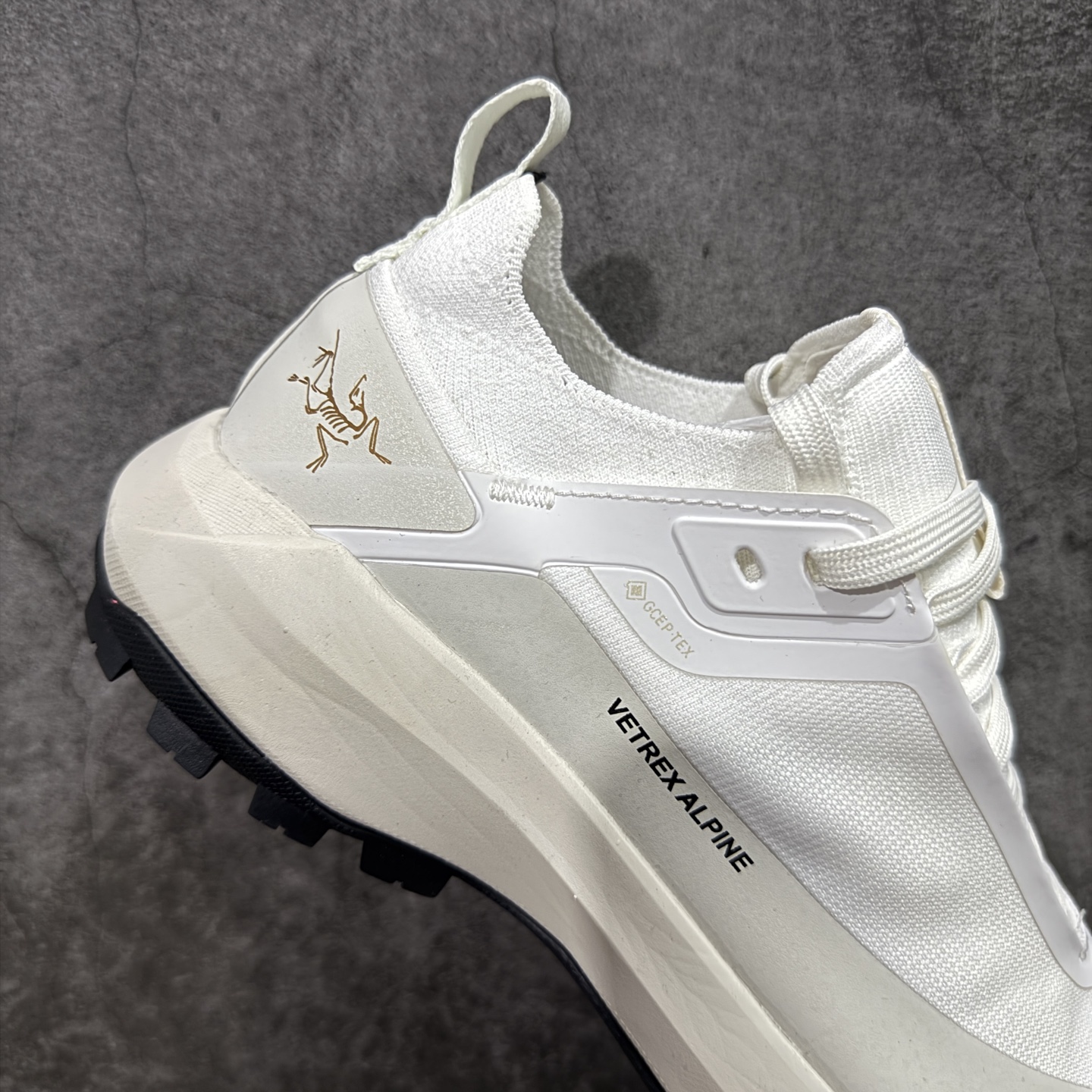 图片[7]-【公司级】Arcteryx始祖鸟 Vertex Alpine GTX M 男女情侣款低帮登山鞋 适合技术路线单日徒步穿着 aerios 鞋受到长途野外跑步鞋的启发 适合在变化的地形上进行快速轻快的徒步旅行穿着，舒适而有支撑性，鞋面更轻薄透气舒适。敏捷、稳定和技术路线上的自信源于vibram® megagrip外底、压缩eva内底以及一体的tpu 尺码：36-45-选品中心