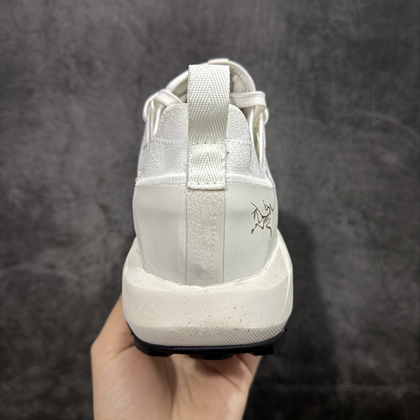 图片[4]-【公司级】Arcteryx始祖鸟 Vertex Alpine GTX M 男女情侣款低帮登山鞋 适合技术路线单日徒步穿着 aerios 鞋受到长途野外跑步鞋的启发 适合在变化的地形上进行快速轻快的徒步旅行穿着，舒适而有支撑性，鞋面更轻薄透气舒适。敏捷、稳定和技术路线上的自信源于vibram® megagrip外底、压缩eva内底以及一体的tpu 尺码：36-45-选品中心