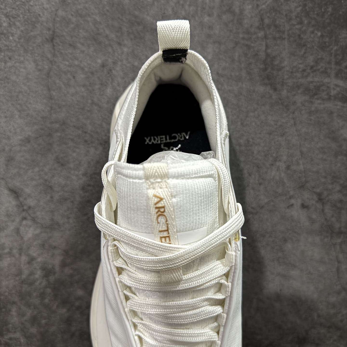 图片[8]-【公司级】Arcteryx始祖鸟 Vertex Alpine GTX M 男女情侣款低帮登山鞋 适合技术路线单日徒步穿着 aerios 鞋受到长途野外跑步鞋的启发 适合在变化的地形上进行快速轻快的徒步旅行穿着，舒适而有支撑性，鞋面更轻薄透气舒适。敏捷、稳定和技术路线上的自信源于vibram® megagrip外底、压缩eva内底以及一体的tpu 尺码：36-45-选品中心