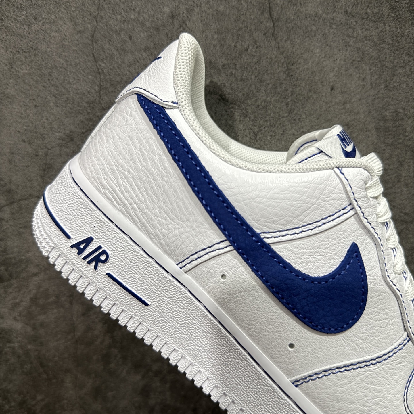图片[7]-【Max原厂皮版】Nike Air Force 1 Low \”White/RoyalBlue\” 空军AF1 车缝线 白蓝 HQ2037-100 •市场最高品质 •原厂皮 纹理皮质原鞋保持一致 •正确拉帮线颜色与原鞋一致 •正确鞋垫RB材质 高弹性 •原厂电绣工艺 刺绣立体感饱满度一致 •原厂鞋舌织唛标 同步原鞋 •正确鞋盒外标 字体立体感 带芯片 •正确高频深度 •正确针车缝隙 尺码：35.5 36 36.5 37 37.5 38 38.5 39 40 40.5 41 42 42.5 43 44 44.5 45 46 46.5 47.5-选品中心