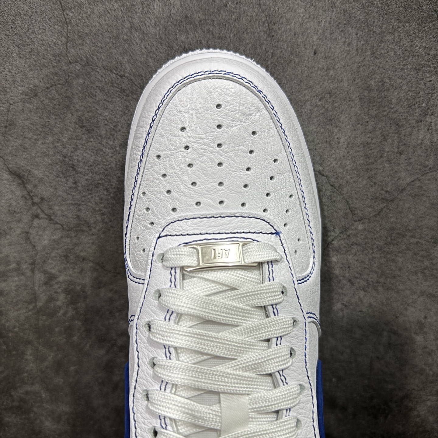 图片[5]-【Max原厂皮版】Nike Air Force 1 Low \”White/RoyalBlue\” 空军AF1 车缝线 白蓝 HQ2037-100 •市场最高品质 •原厂皮 纹理皮质原鞋保持一致 •正确拉帮线颜色与原鞋一致 •正确鞋垫RB材质 高弹性 •原厂电绣工艺 刺绣立体感饱满度一致 •原厂鞋舌织唛标 同步原鞋 •正确鞋盒外标 字体立体感 带芯片 •正确高频深度 •正确针车缝隙 尺码：35.5 36 36.5 37 37.5 38 38.5 39 40 40.5 41 42 42.5 43 44 44.5 45 46 46.5 47.5-选品中心