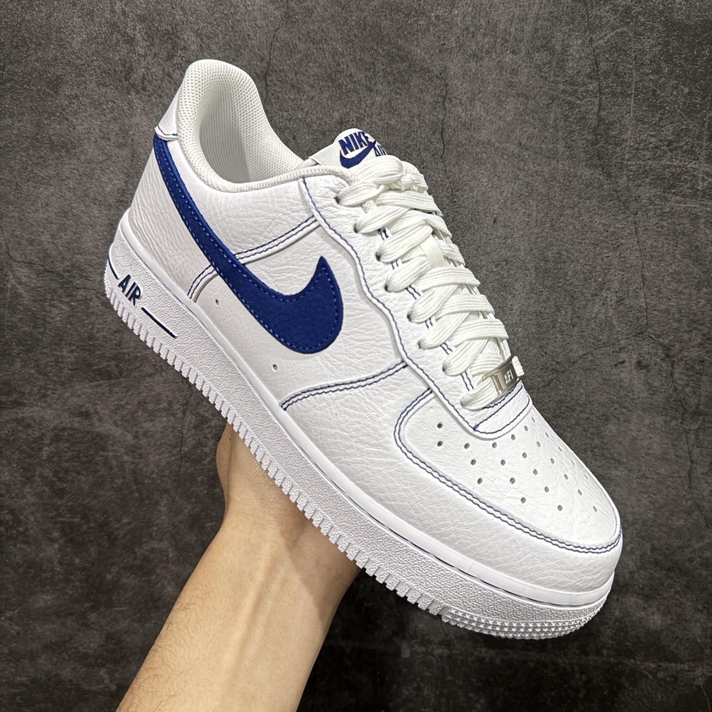 图片[3]-【Max原厂皮版】Nike Air Force 1 Low \”White/RoyalBlue\” 空军AF1 车缝线 白蓝 HQ2037-100 •市场最高品质 •原厂皮 纹理皮质原鞋保持一致 •正确拉帮线颜色与原鞋一致 •正确鞋垫RB材质 高弹性 •原厂电绣工艺 刺绣立体感饱满度一致 •原厂鞋舌织唛标 同步原鞋 •正确鞋盒外标 字体立体感 带芯片 •正确高频深度 •正确针车缝隙 尺码：35.5 36 36.5 37 37.5 38 38.5 39 40 40.5 41 42 42.5 43 44 44.5 45 46 46.5 47.5-选品中心
