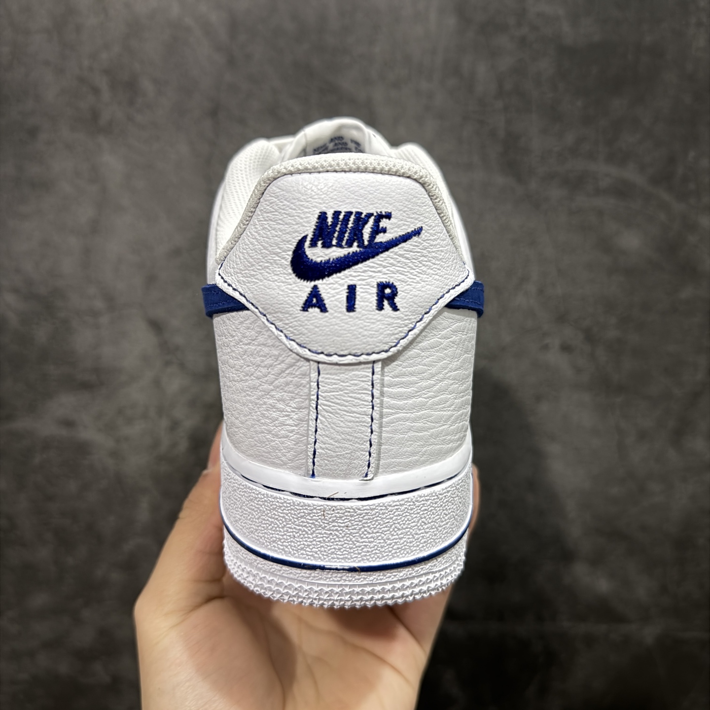 图片[4]-【Max原厂皮版】Nike Air Force 1 Low \”White/RoyalBlue\” 空军AF1 车缝线 白蓝 HQ2037-100 •市场最高品质 •原厂皮 纹理皮质原鞋保持一致 •正确拉帮线颜色与原鞋一致 •正确鞋垫RB材质 高弹性 •原厂电绣工艺 刺绣立体感饱满度一致 •原厂鞋舌织唛标 同步原鞋 •正确鞋盒外标 字体立体感 带芯片 •正确高频深度 •正确针车缝隙 尺码：35.5 36 36.5 37 37.5 38 38.5 39 40 40.5 41 42 42.5 43 44 44.5 45 46 46.5 47.5-选品中心