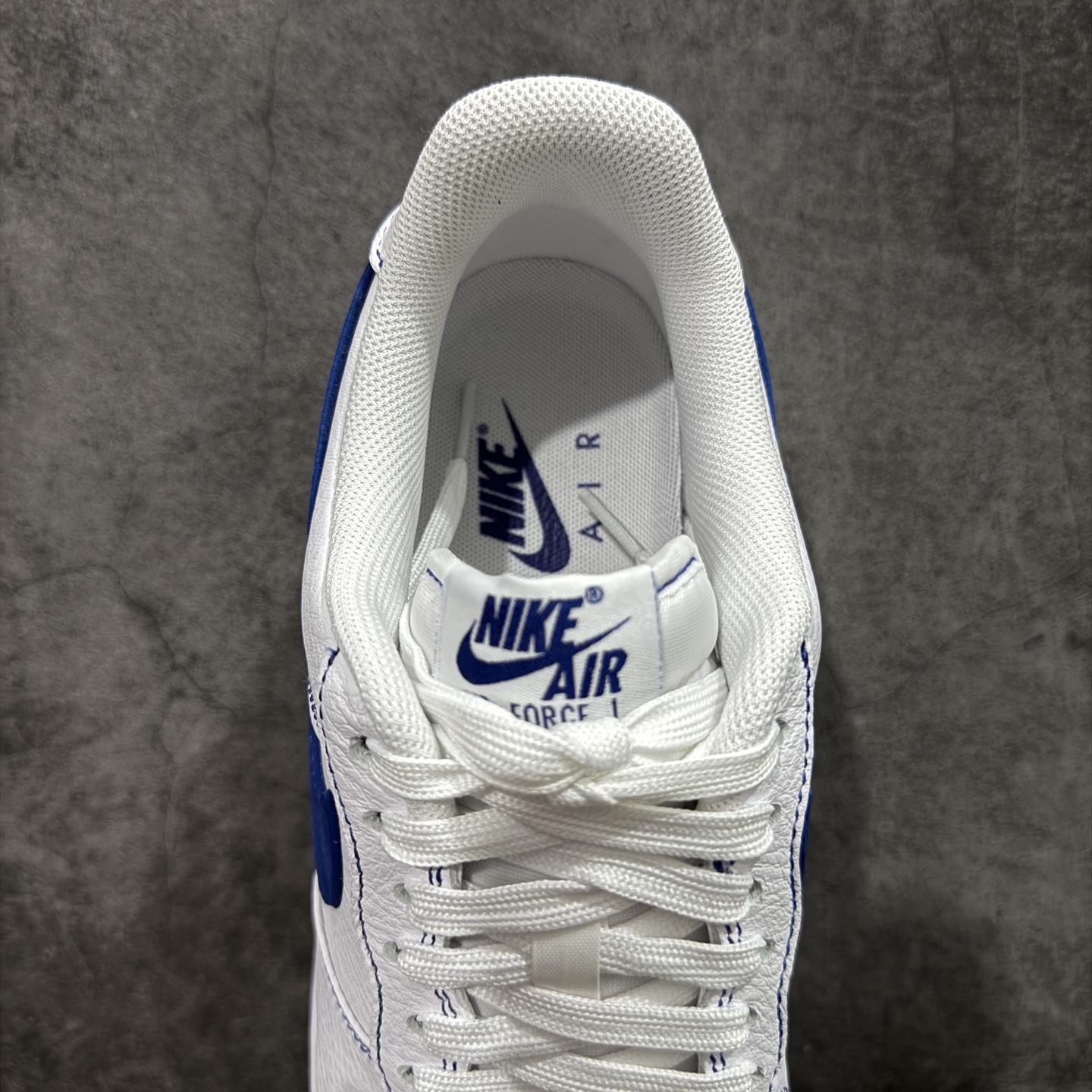 图片[8]-【Max原厂皮版】Nike Air Force 1 Low \”White/RoyalBlue\” 空军AF1 车缝线 白蓝 HQ2037-100 •市场最高品质 •原厂皮 纹理皮质原鞋保持一致 •正确拉帮线颜色与原鞋一致 •正确鞋垫RB材质 高弹性 •原厂电绣工艺 刺绣立体感饱满度一致 •原厂鞋舌织唛标 同步原鞋 •正确鞋盒外标 字体立体感 带芯片 •正确高频深度 •正确针车缝隙 尺码：35.5 36 36.5 37 37.5 38 38.5 39 40 40.5 41 42 42.5 43 44 44.5 45 46 46.5 47.5-选品中心