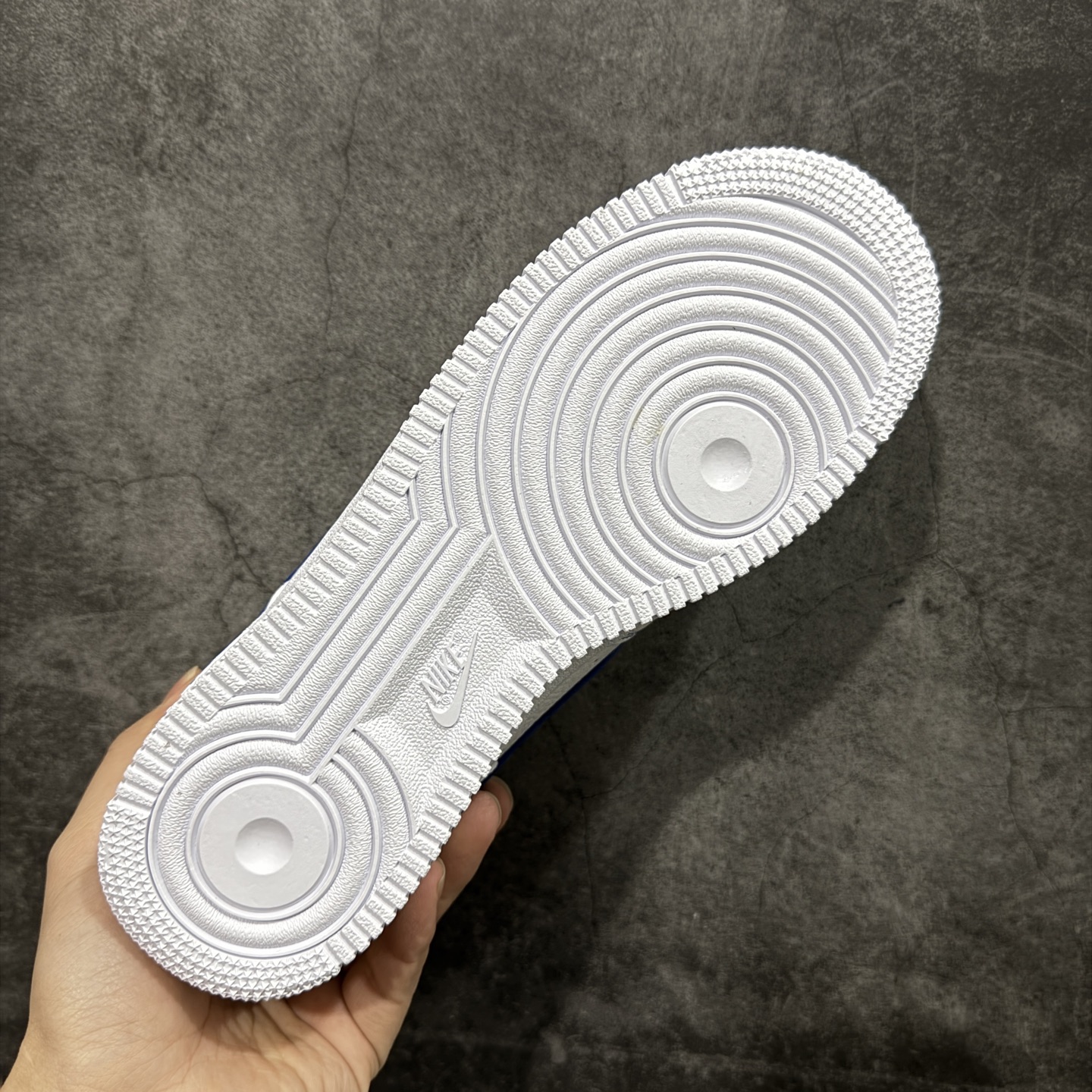 图片[9]-【Max原厂皮版】Nike Air Force 1 Low \”White/RoyalBlue\” 空军AF1 车缝线 白蓝 HQ2037-100 •市场最高品质 •原厂皮 纹理皮质原鞋保持一致 •正确拉帮线颜色与原鞋一致 •正确鞋垫RB材质 高弹性 •原厂电绣工艺 刺绣立体感饱满度一致 •原厂鞋舌织唛标 同步原鞋 •正确鞋盒外标 字体立体感 带芯片 •正确高频深度 •正确针车缝隙 尺码：35.5 36 36.5 37 37.5 38 38.5 39 40 40.5 41 42 42.5 43 44 44.5 45 46 46.5 47.5-选品中心