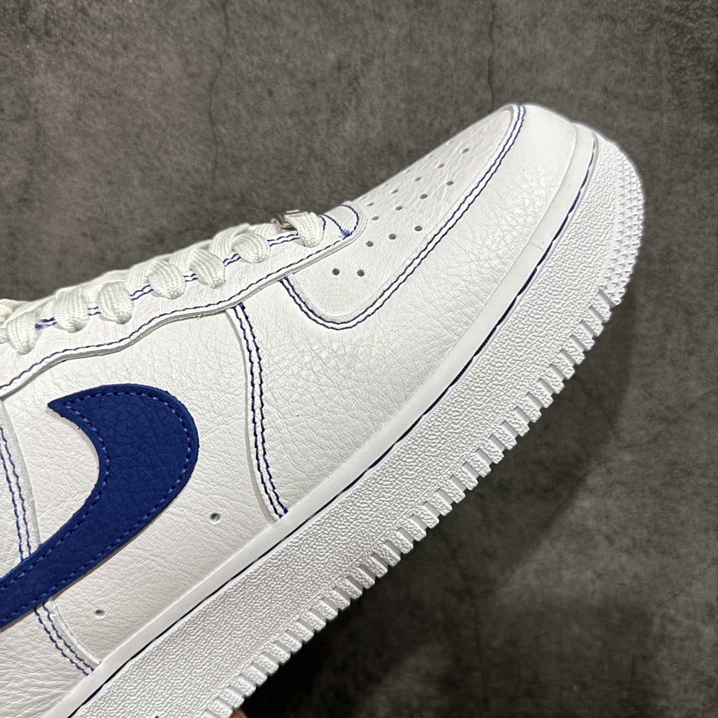 图片[6]-【Max原厂皮版】Nike Air Force 1 Low \”White/RoyalBlue\” 空军AF1 车缝线 白蓝 HQ2037-100 •市场最高品质 •原厂皮 纹理皮质原鞋保持一致 •正确拉帮线颜色与原鞋一致 •正确鞋垫RB材质 高弹性 •原厂电绣工艺 刺绣立体感饱满度一致 •原厂鞋舌织唛标 同步原鞋 •正确鞋盒外标 字体立体感 带芯片 •正确高频深度 •正确针车缝隙 尺码：35.5 36 36.5 37 37.5 38 38.5 39 40 40.5 41 42 42.5 43 44 44.5 45 46 46.5 47.5-选品中心