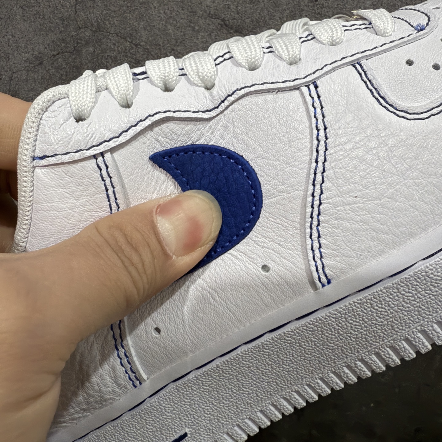 图片[4]-【Max原厂皮版】Nike Air Force 1 Low \”White/RoyalBlue\” 空军AF1 车缝线 白蓝 HQ2037-100 •市场最高品质 •原厂皮 纹理皮质原鞋保持一致 •正确拉帮线颜色与原鞋一致 •正确鞋垫RB材质 高弹性 •原厂电绣工艺 刺绣立体感饱满度一致 •原厂鞋舌织唛标 同步原鞋 •正确鞋盒外标 字体立体感 带芯片 •正确高频深度 •正确针车缝隙 尺码：35.5 36 36.5 37 37.5 38 38.5 39 40 40.5 41 42 42.5 43 44 44.5 45 46 46.5 47.5-选品中心