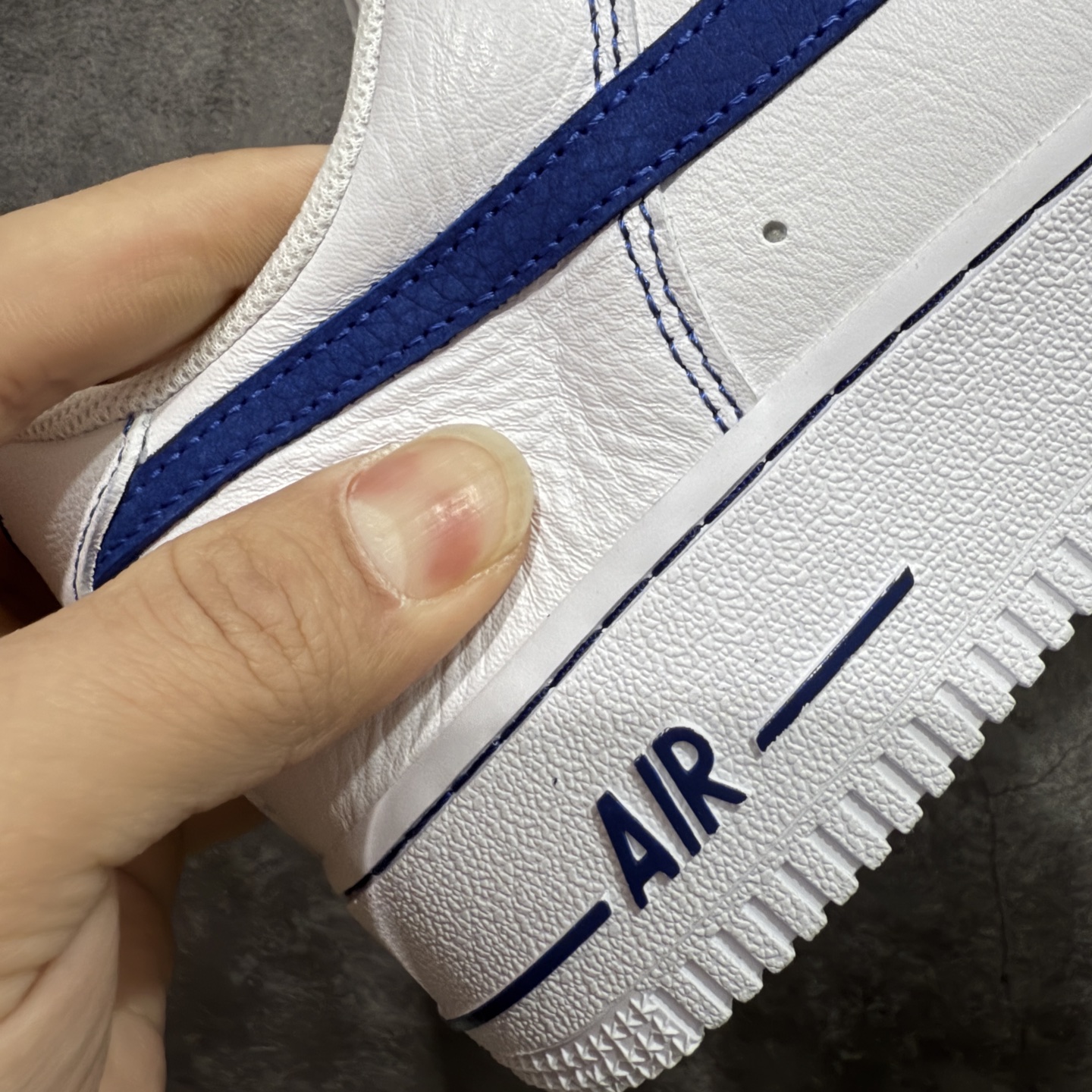 图片[3]-【Max原厂皮版】Nike Air Force 1 Low \”White/RoyalBlue\” 空军AF1 车缝线 白蓝 HQ2037-100 •市场最高品质 •原厂皮 纹理皮质原鞋保持一致 •正确拉帮线颜色与原鞋一致 •正确鞋垫RB材质 高弹性 •原厂电绣工艺 刺绣立体感饱满度一致 •原厂鞋舌织唛标 同步原鞋 •正确鞋盒外标 字体立体感 带芯片 •正确高频深度 •正确针车缝隙 尺码：35.5 36 36.5 37 37.5 38 38.5 39 40 40.5 41 42 42.5 43 44 44.5 45 46 46.5 47.5-选品中心